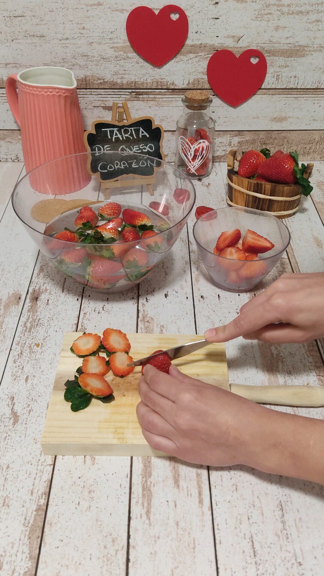 Cortamos las fresas en mitades