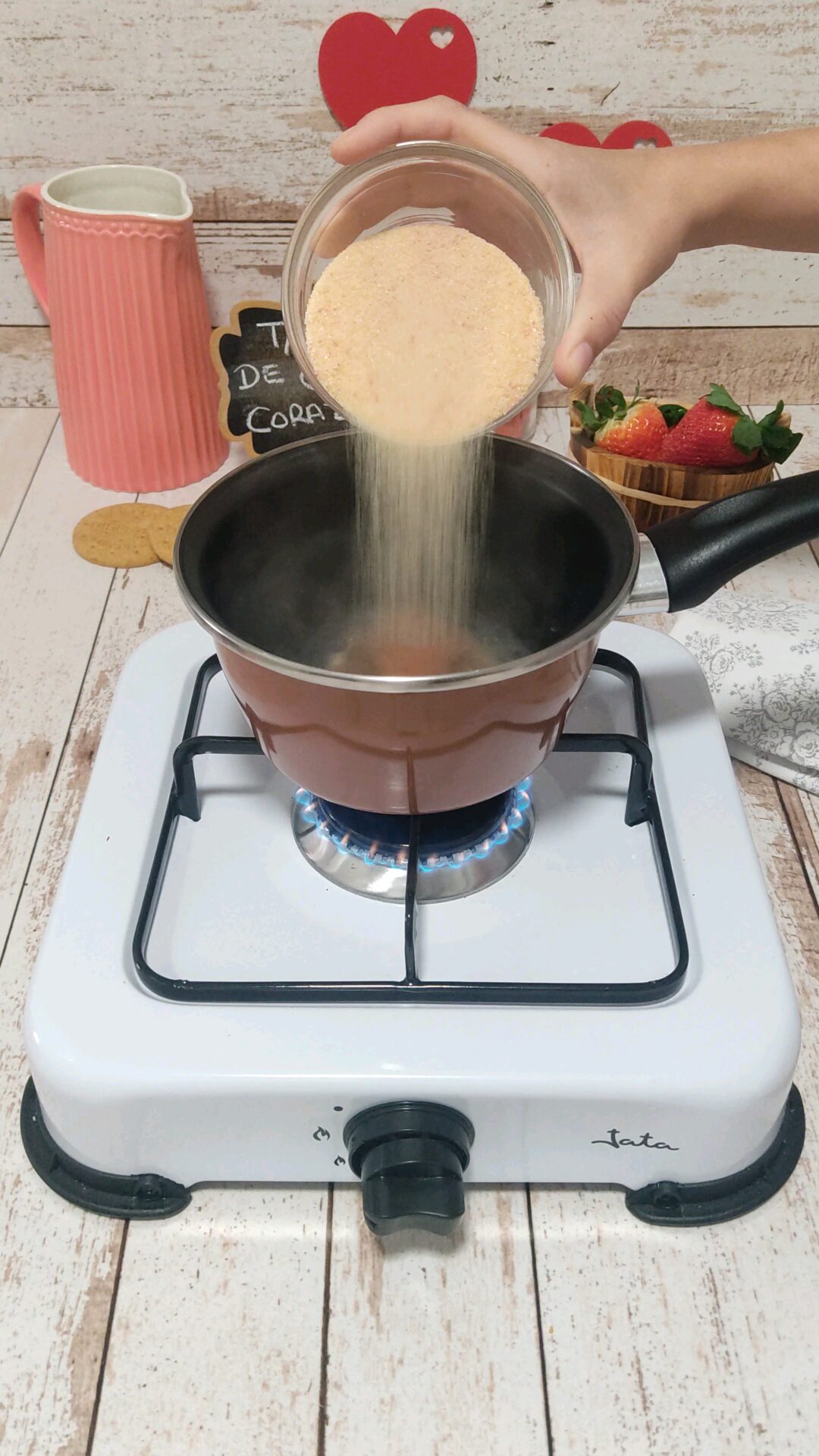 Incorporamos el sobre de gelatina de fresa