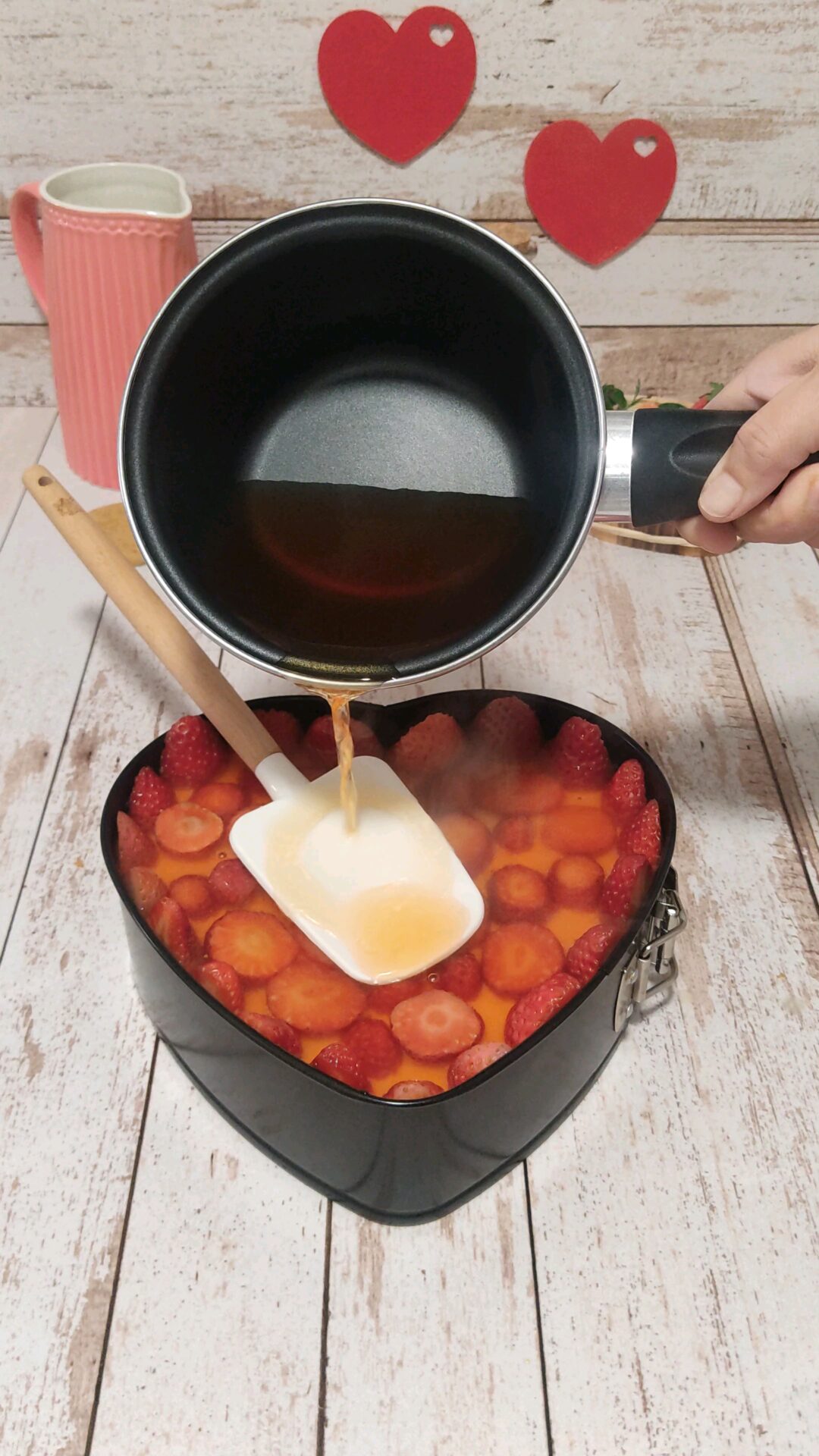 Vertemos sobre las fresas con cuidado