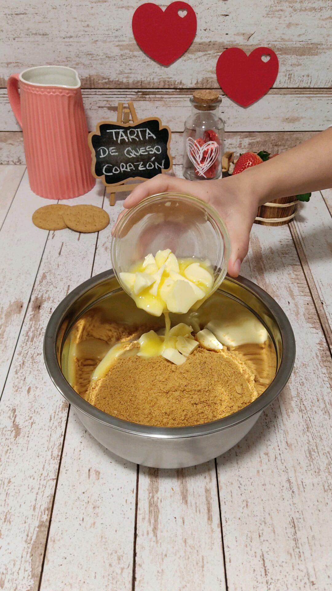 Llevamos a un bol las galletas trituradas con la mantequilla