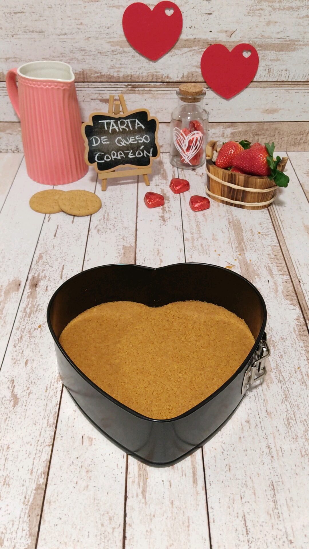 Reservamos la base de nuestra tarta corazón de queso en la nevera