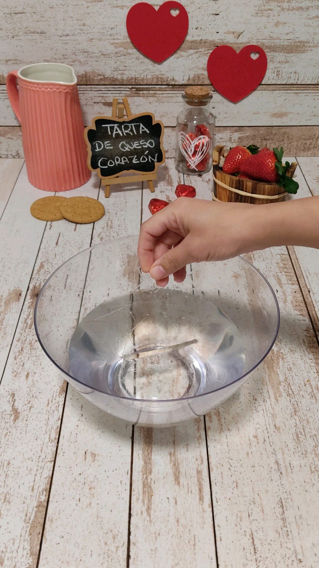 Ponemos las láminas de gelatina en remojo