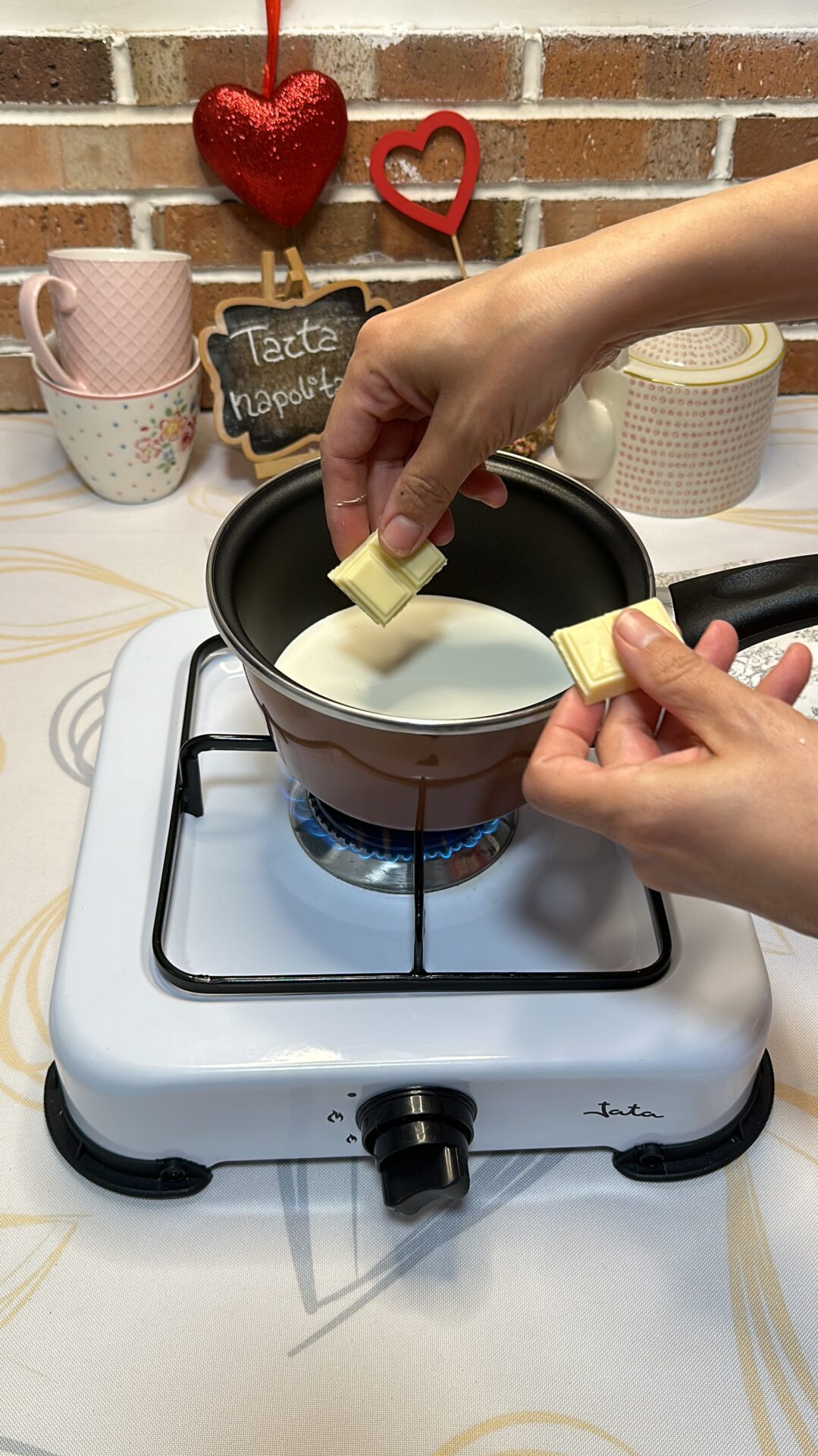 Llevamos al fuego nata, leche y chocolate blanco. Removemos hasta fundir