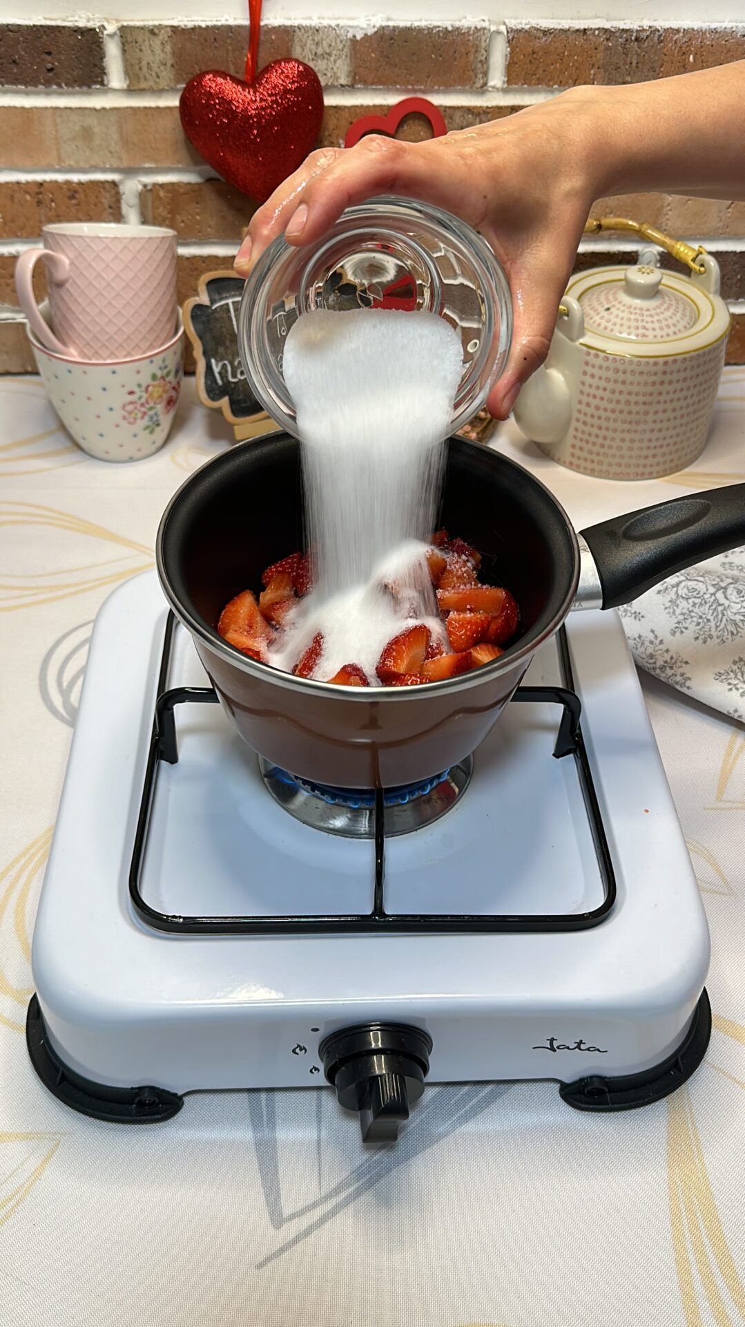Calentamos las fresas con el azúcar a fuego lento, removiendo