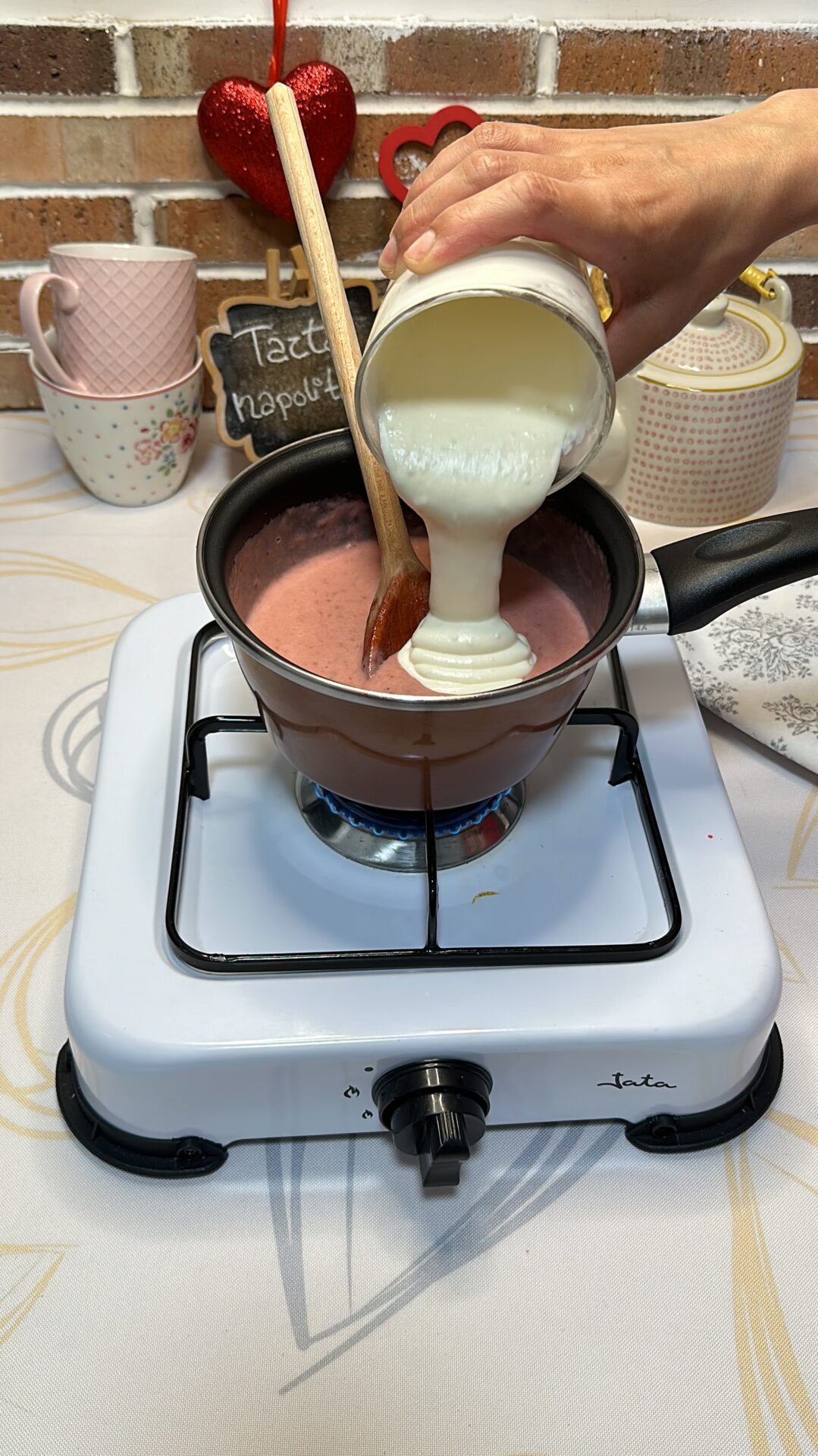 Disolvemos la cuajada en la nata e incorporamos a las fresas