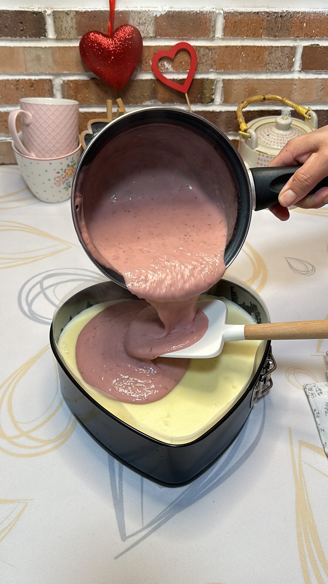 Vertemos con cuidado sobre la capa de chocolate blanco, distribuyendo uniformemente