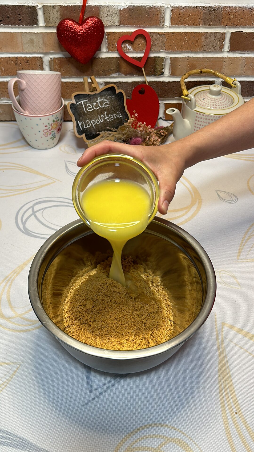 Añadimos la mantequilla fundida a las galletas trituradas