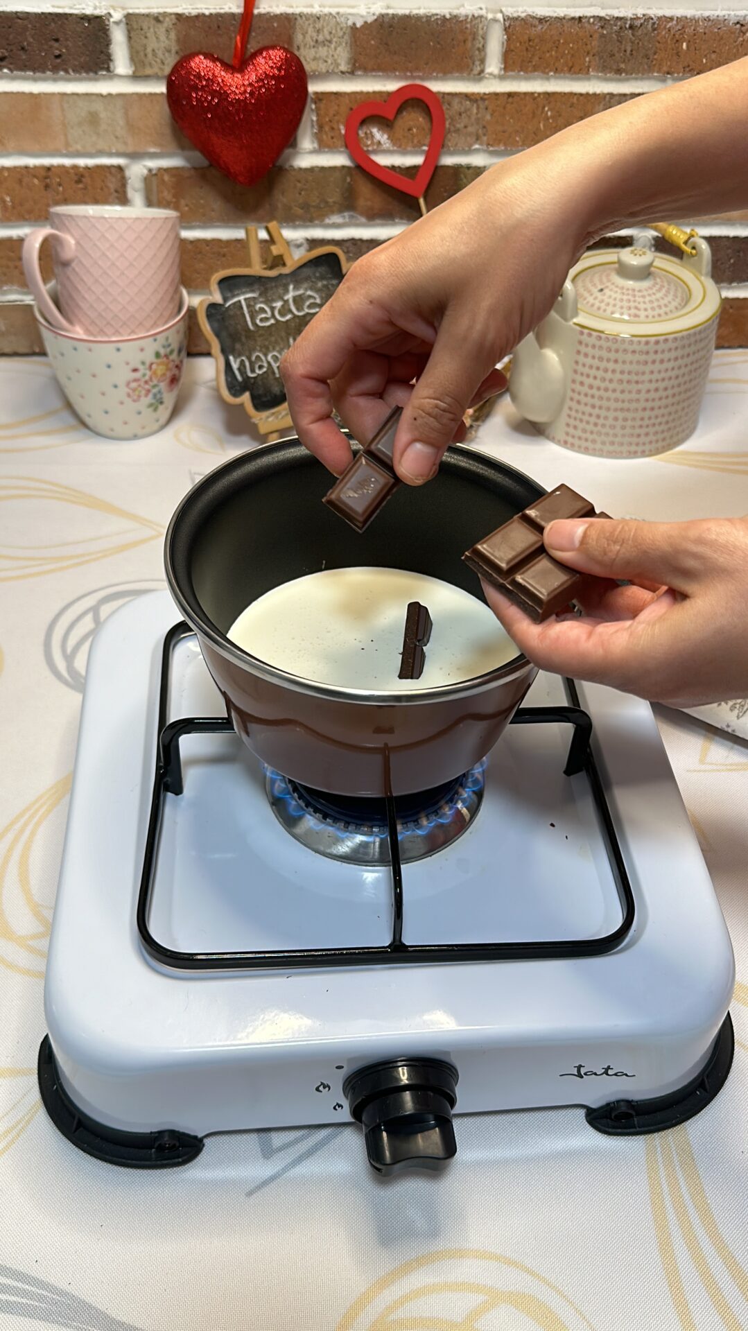 Calentamos nata, leche y chocolate negro. Removemos hasta fundir