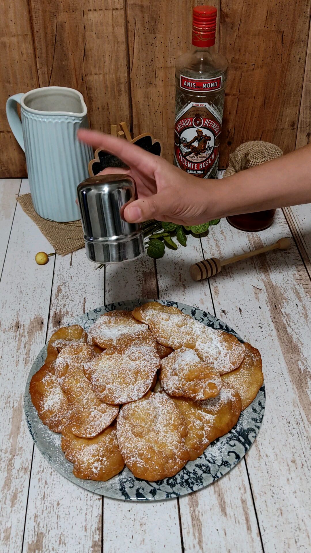 Espolvoreamos la mitad de las hojuelas con azúcar glas