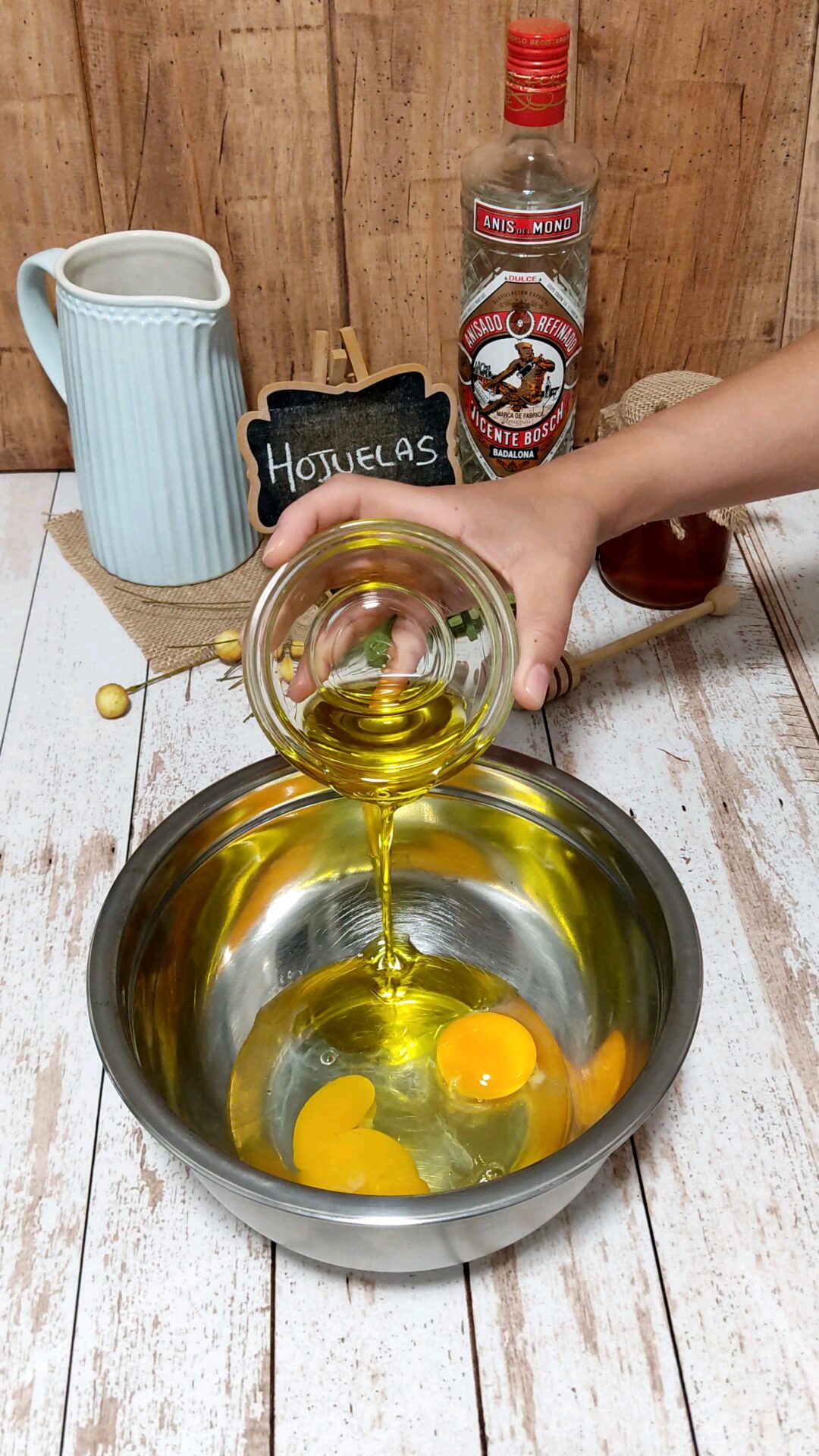 Incorporamos a un bol los huevos, el aceite de oliva y el anís