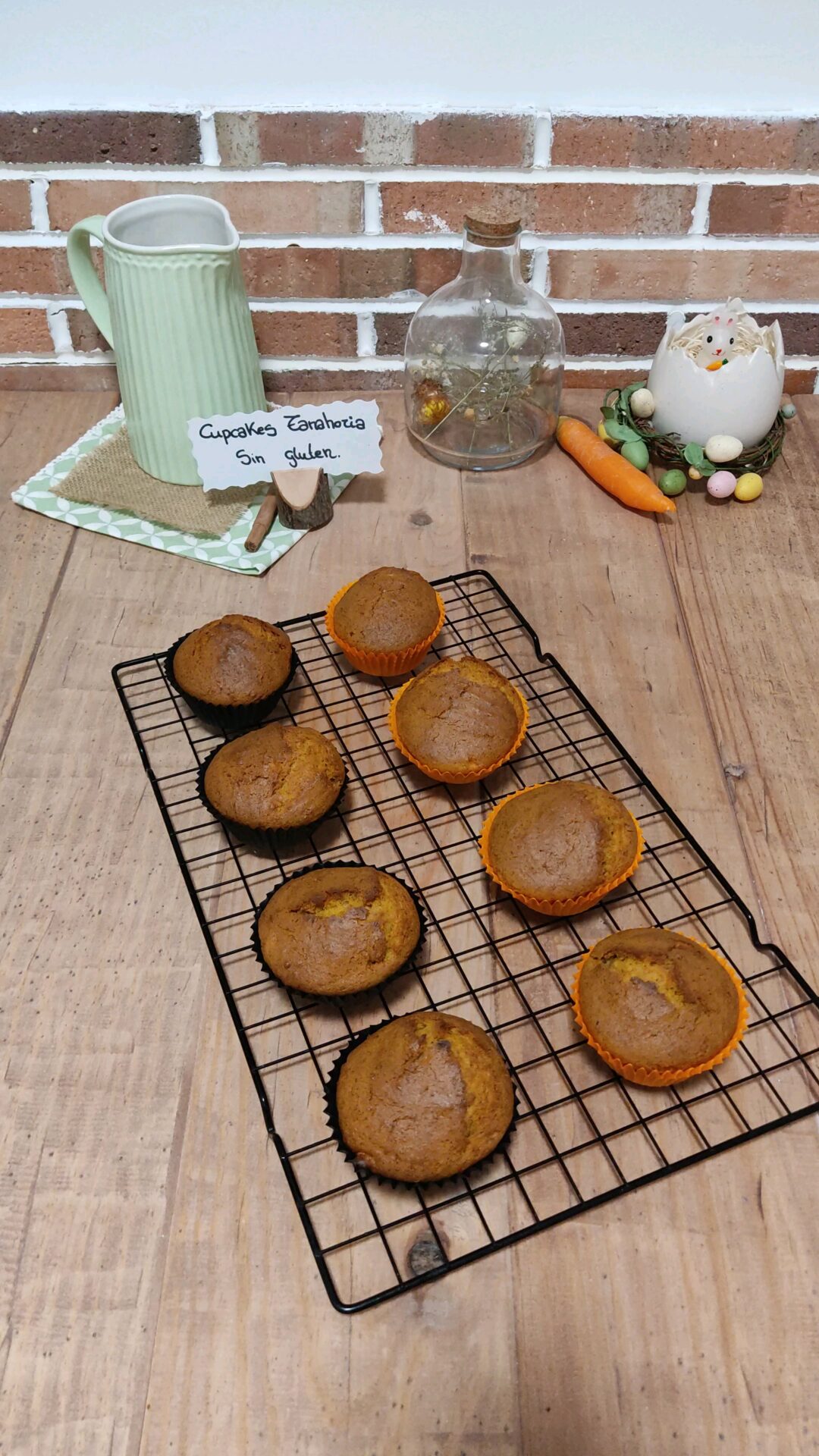 Dejamos enfriar sobre una rejilla nuestros cupcakes de zanahoria sin gluten