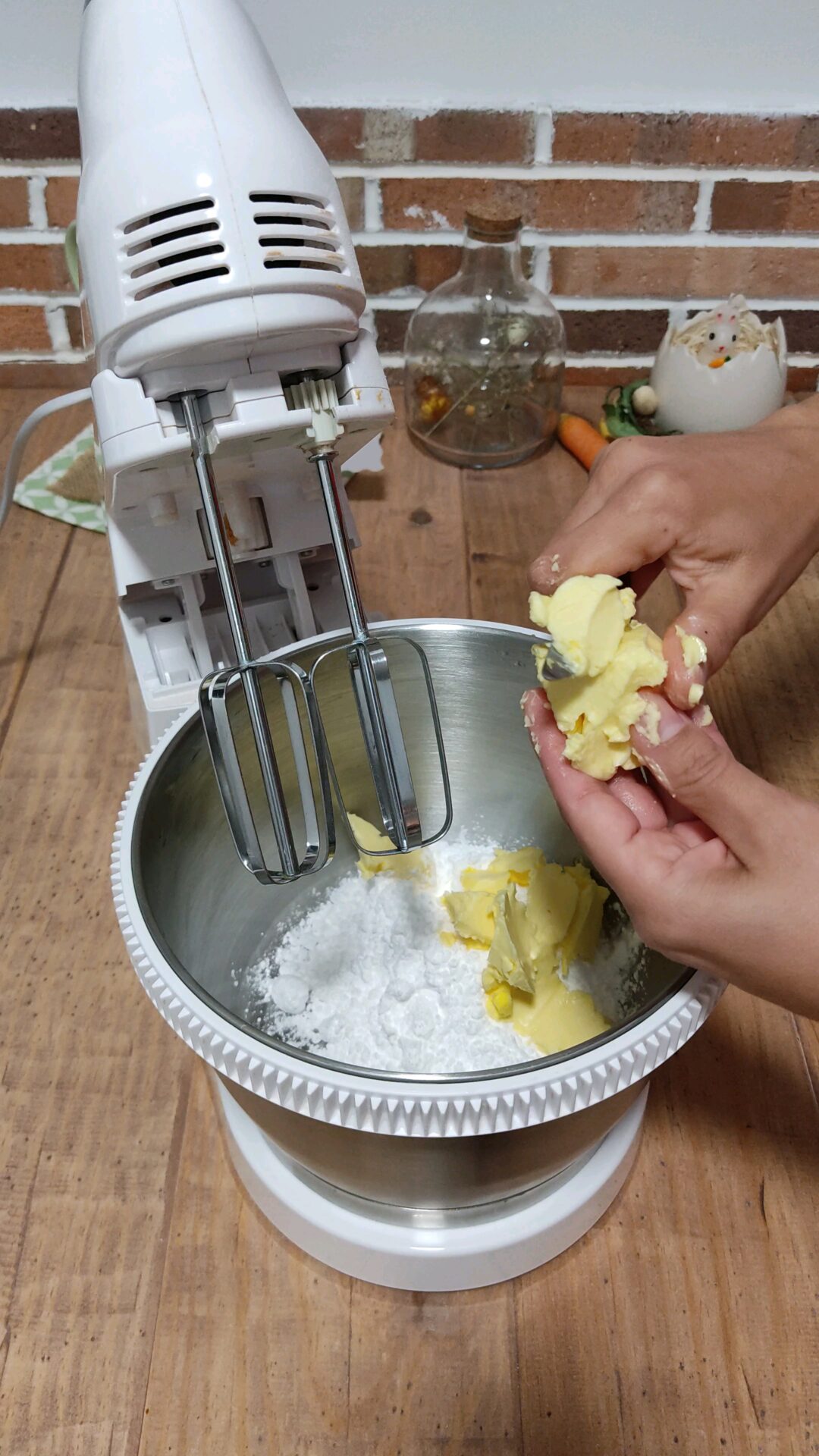 Llevamos a un bol la margarina con el azúcar glas, batimos