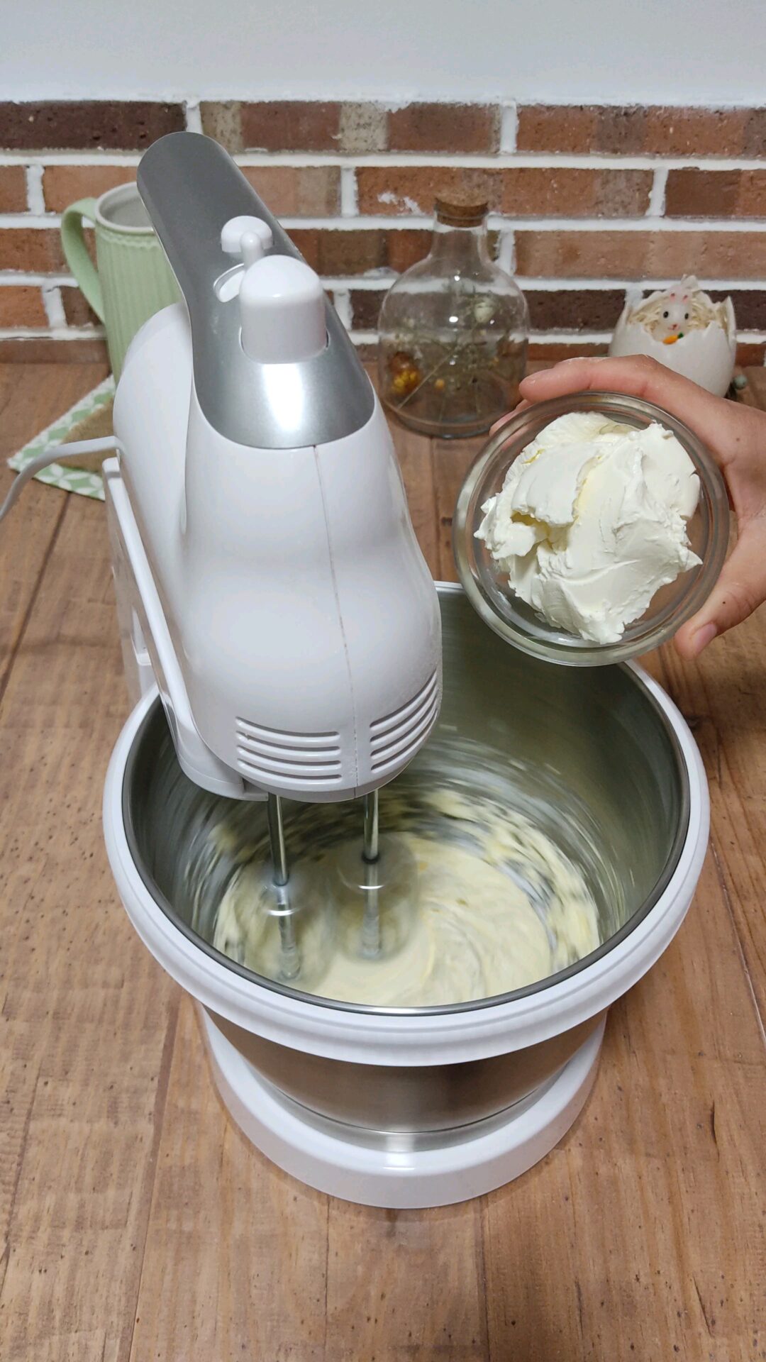 Añadimos el queso crema, seguimos batiendo hasta homogeneizar
