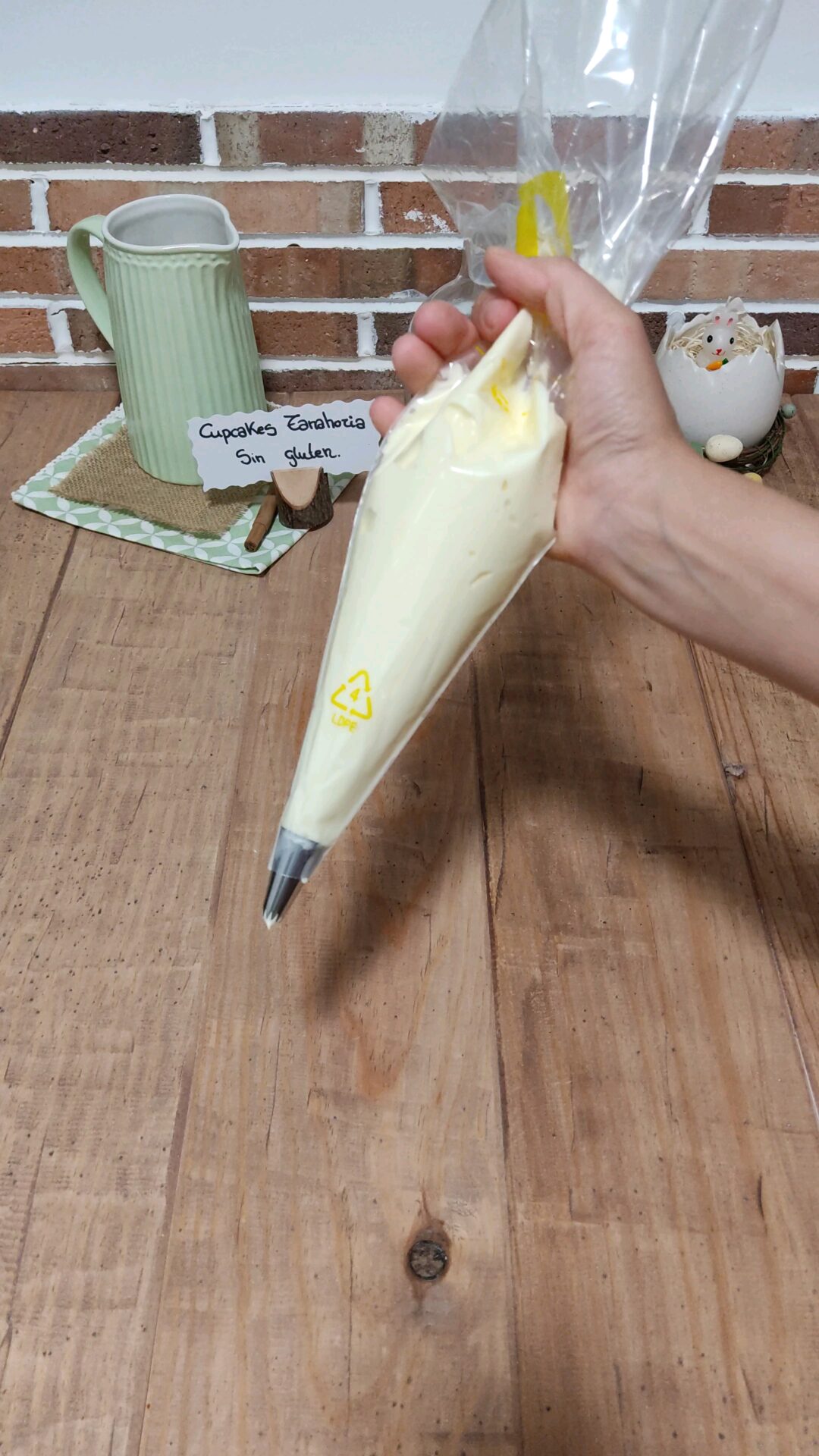 Introducimos la cobertura en una manga pastelera