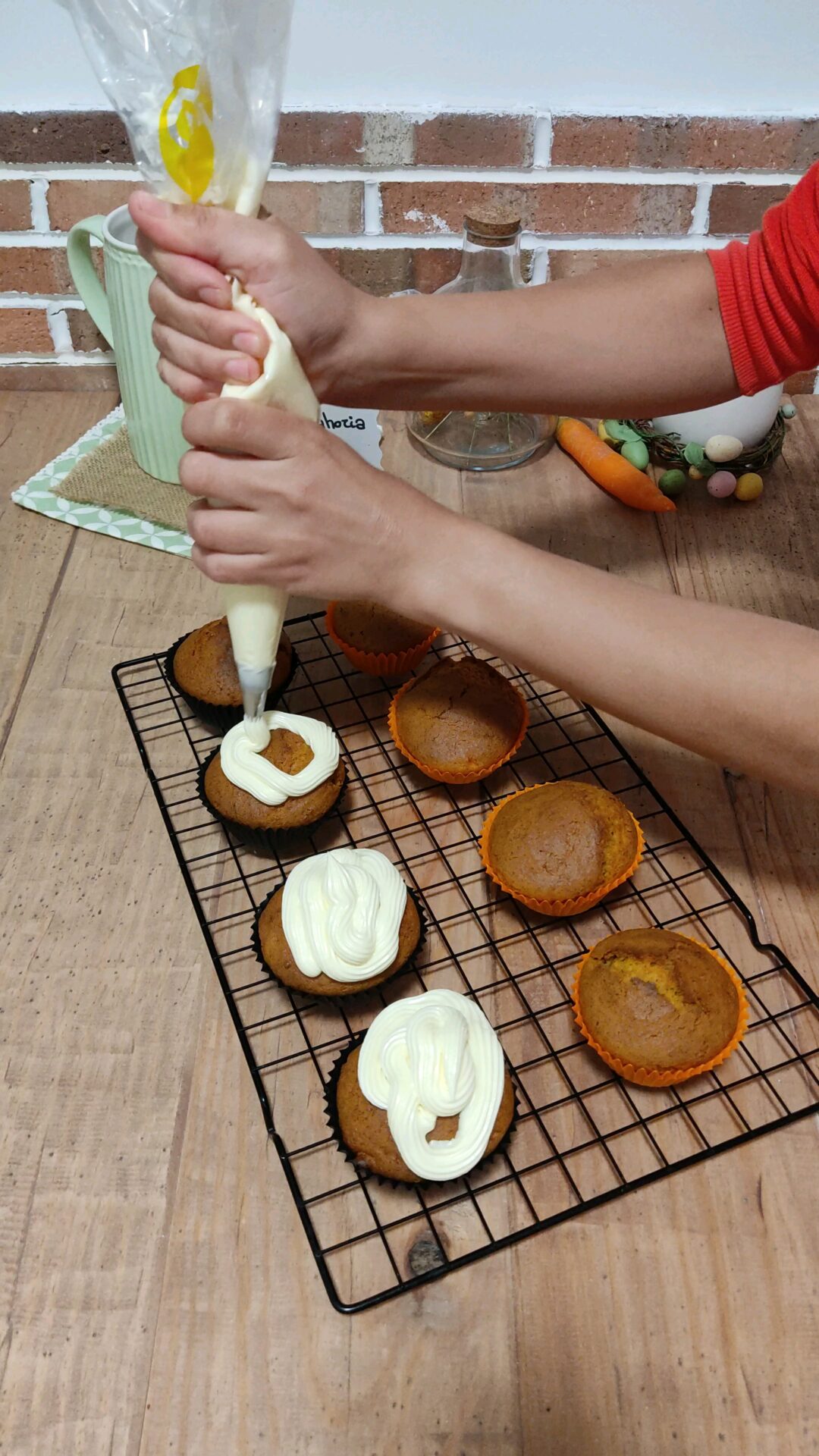 Cubrimos la parte superior de cada cupcake