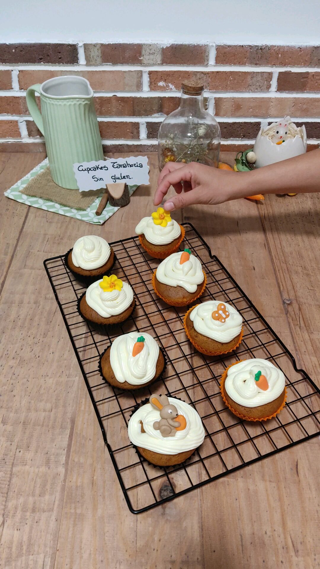 Decoramos los cupcakes de zanahoria sin gluten con sprinkles y figuritas de azúcar