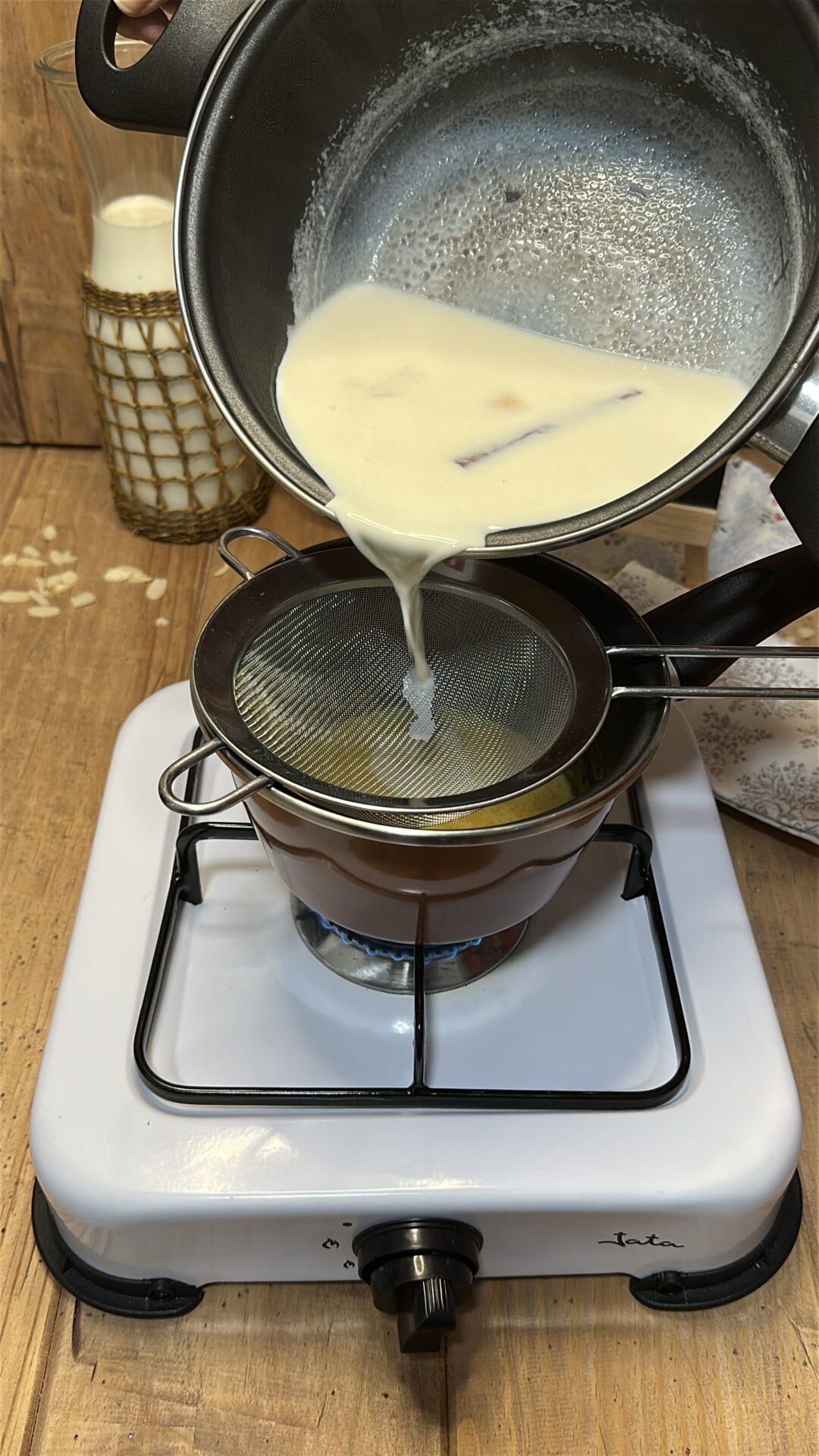 Vamos añadiendo poco a poco la leche infusionada
