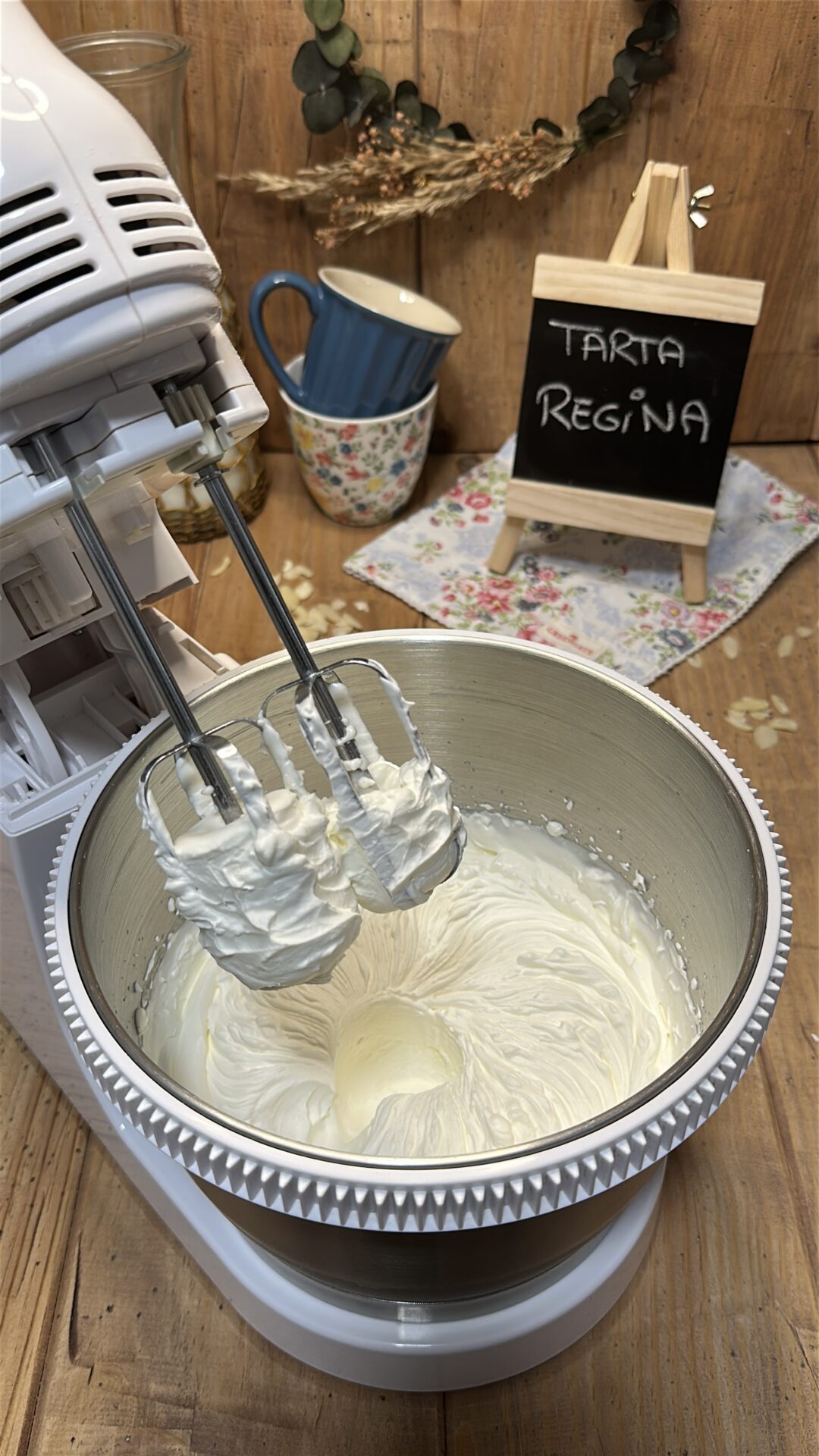 Continuamos batiendo hasta que monte por completo la nata