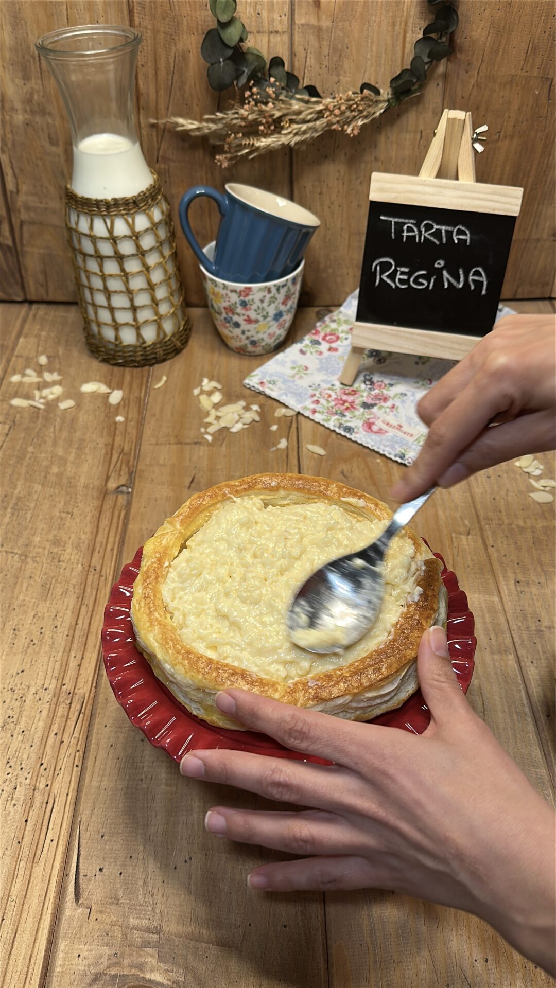 Rellenamos la base de la tarta Regina con la crema pastelera