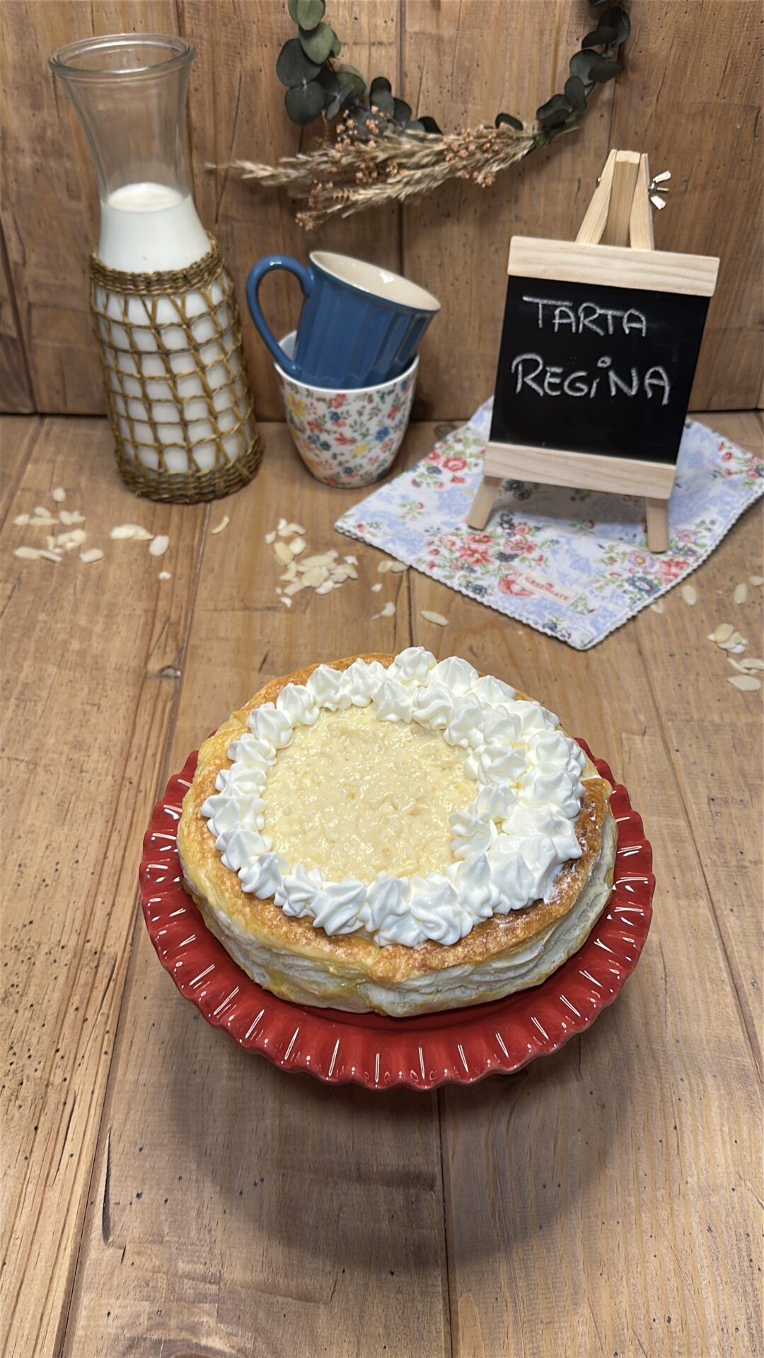 Cubrimos la crema con puntos de nata montada