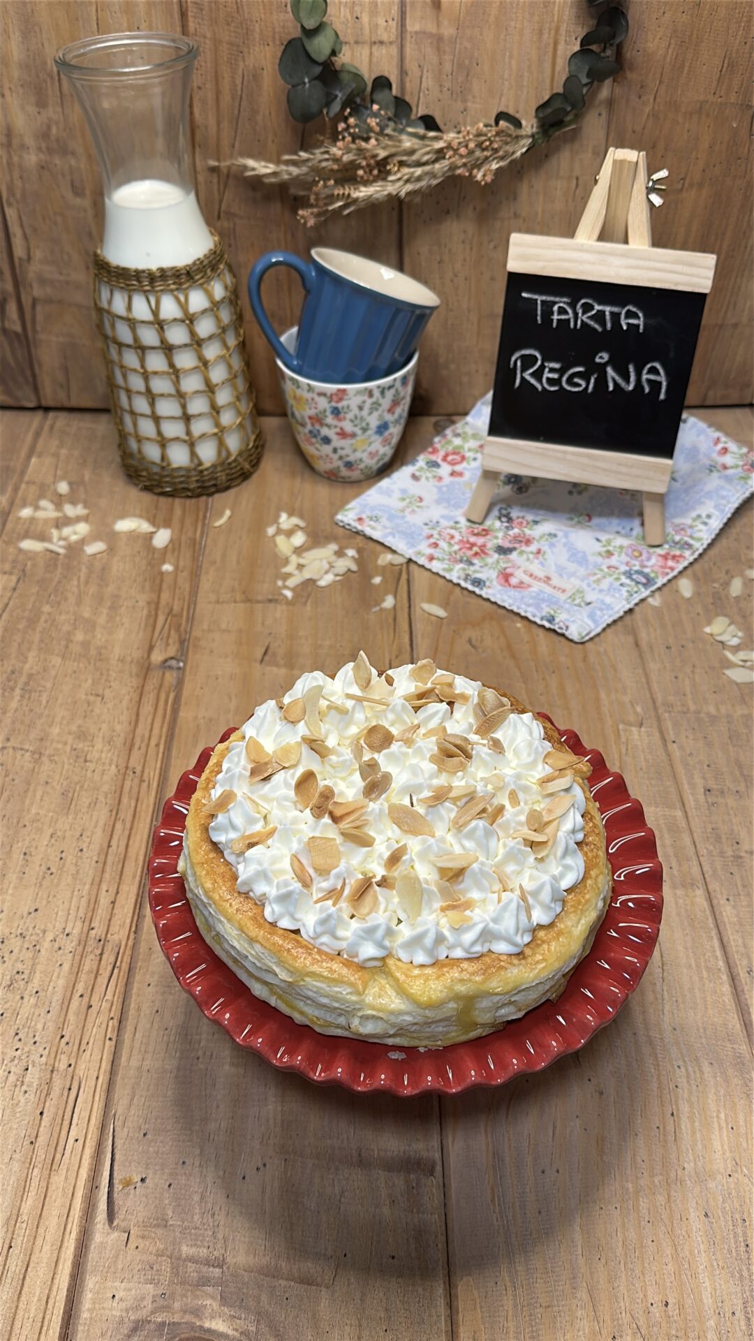 Decoramos nuestra tarta Regina con las láminas de almendra tostada