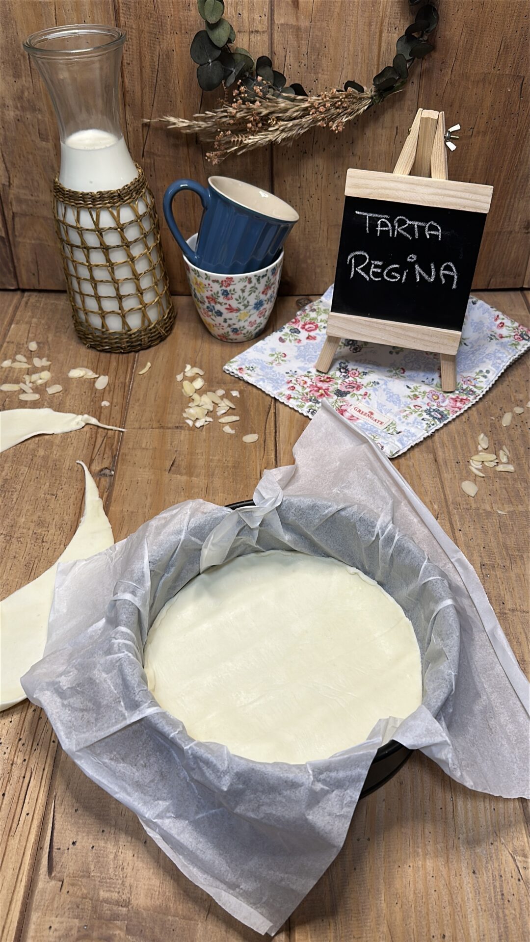 Forramos el molde con papel de horno y colocamos la base de nuestra tarta Regina