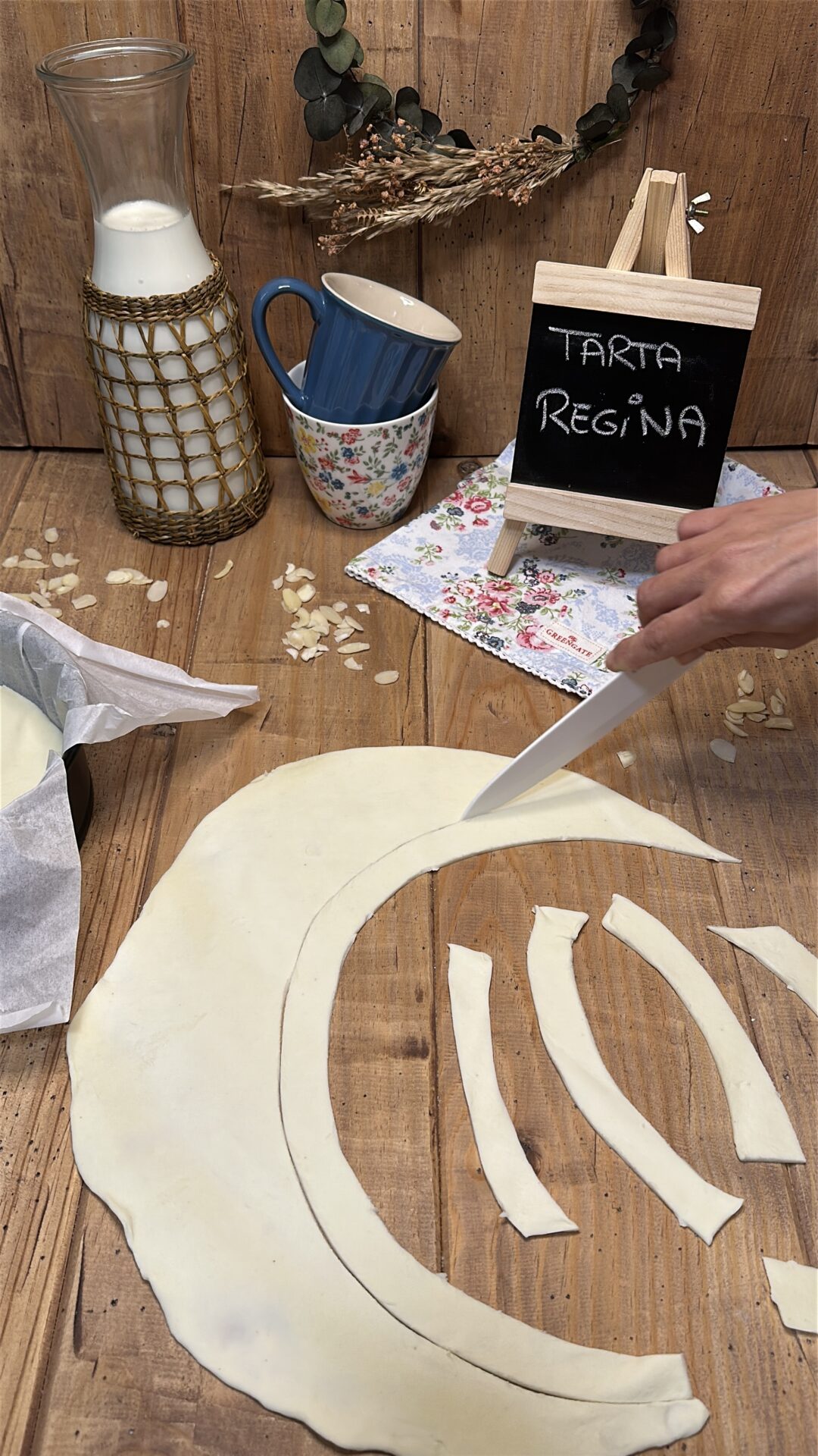 Cortamos láminas de hojaldre para forrar los laterales de la tarta Regina