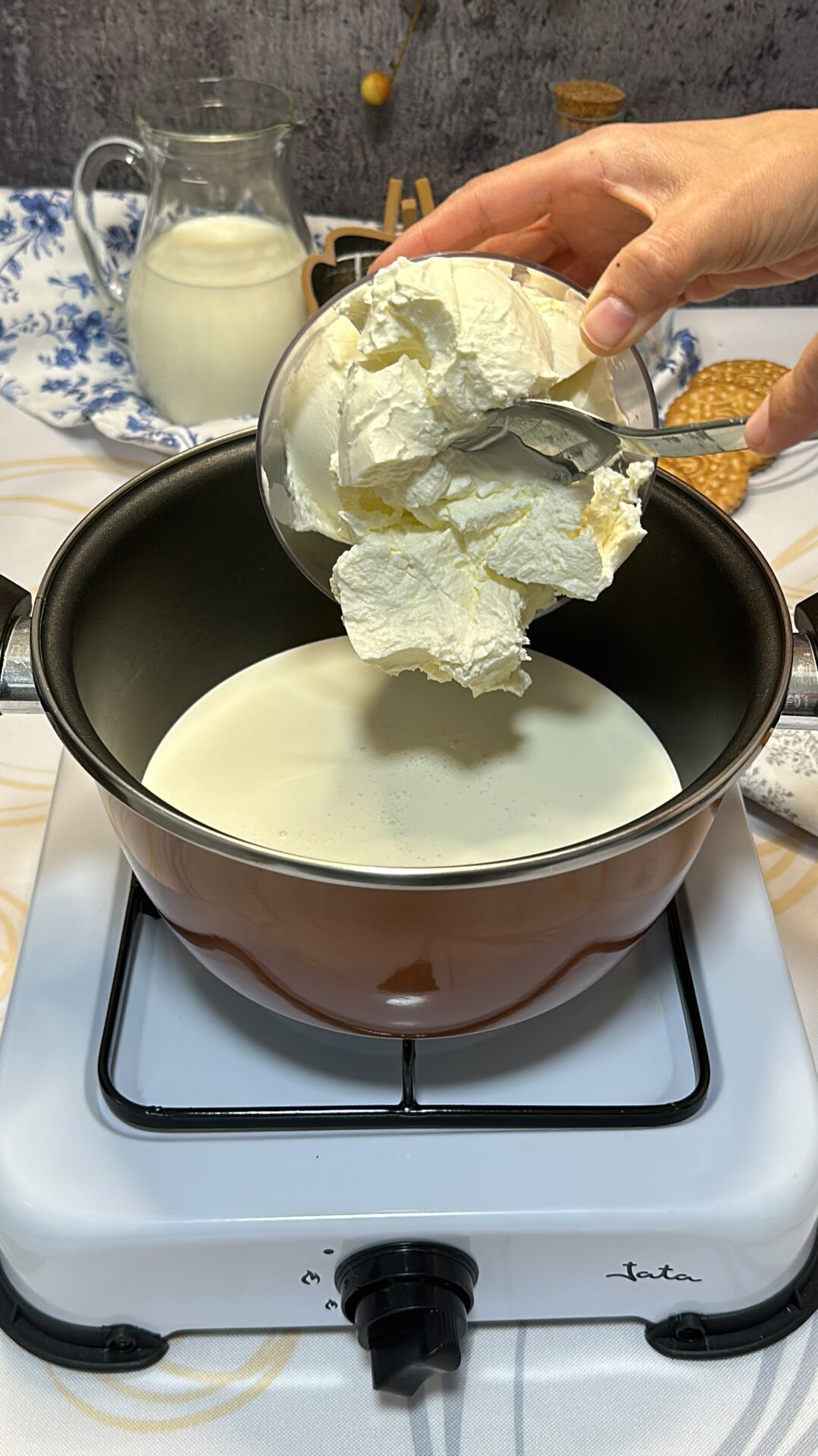 Llevamos a un cazo la nata y el queso crema