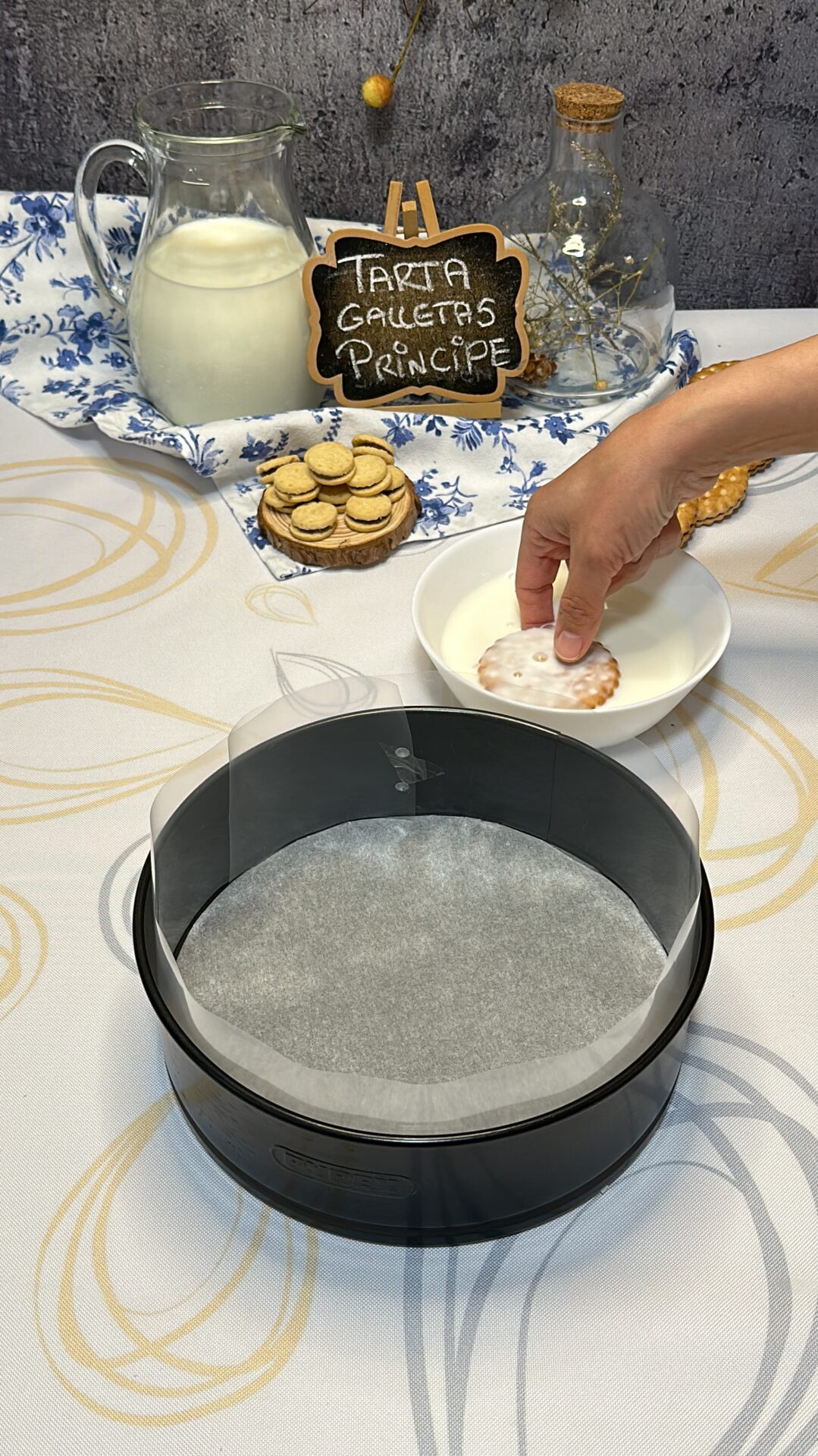 Preparamos el molde para nuestra tarta de galletas Príncipe