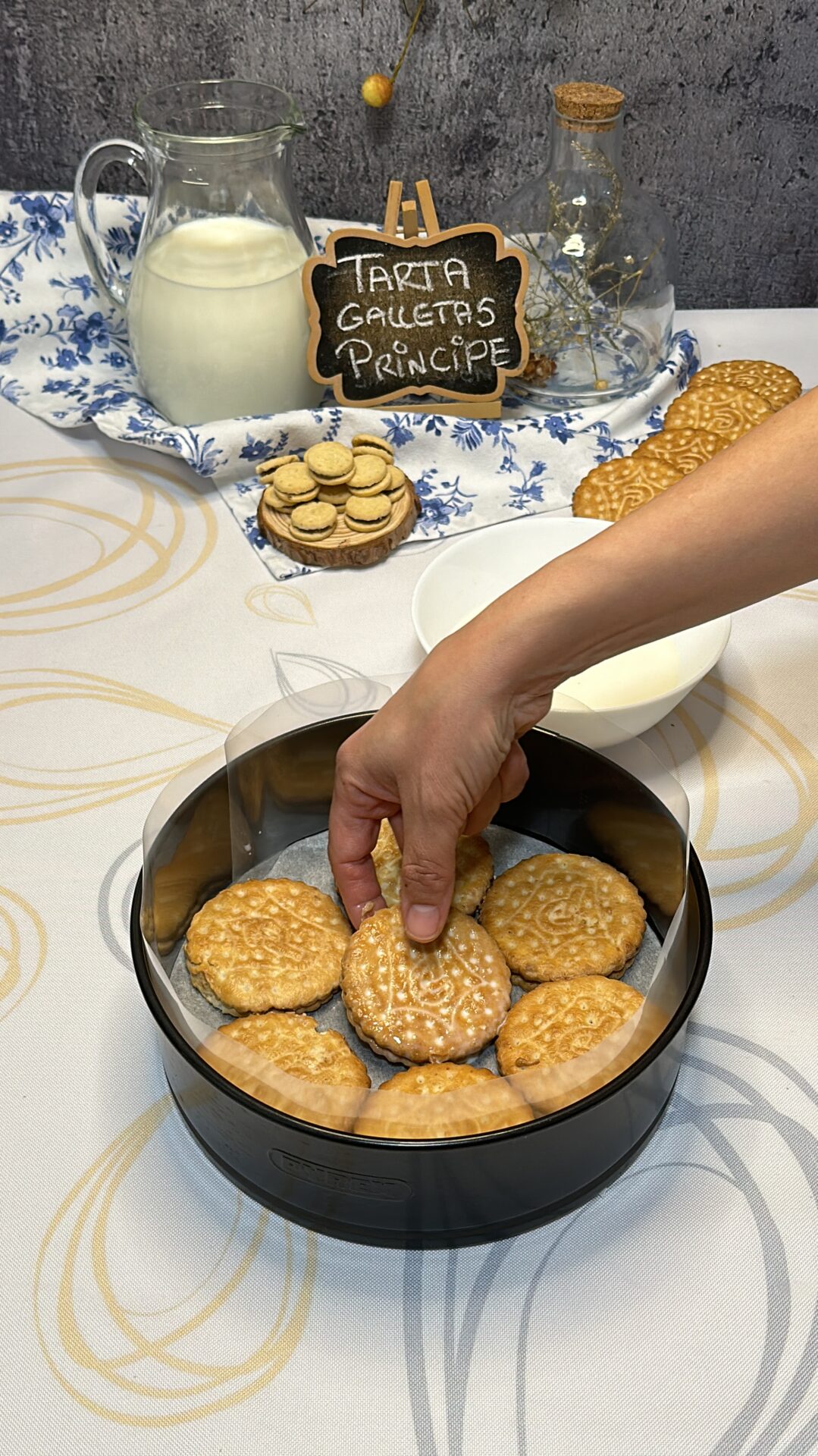 Empapamos las galletas Príncipe y colocamos una primera capa