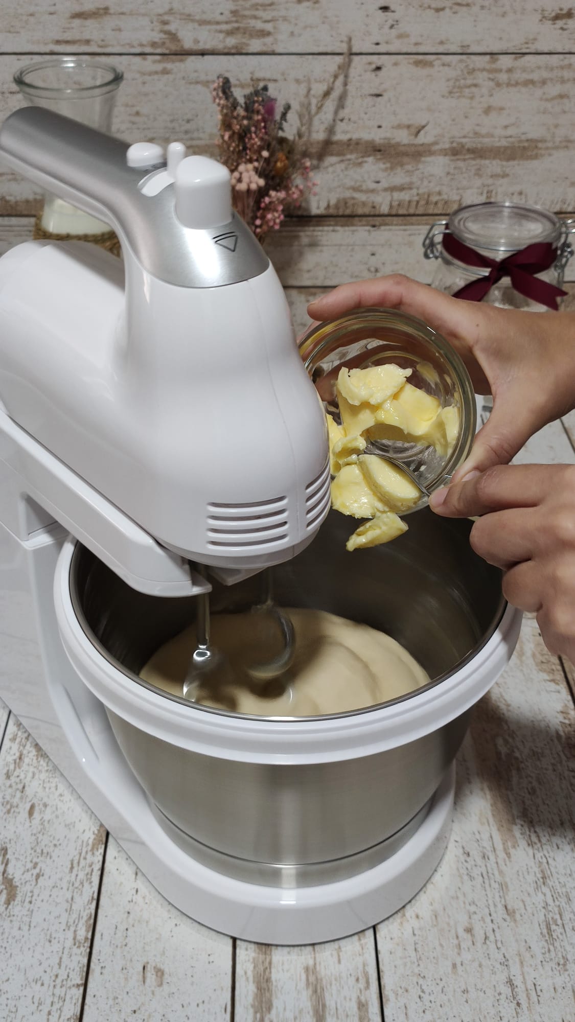 Añadimos la mantequilla y amasamos hasta integrar
