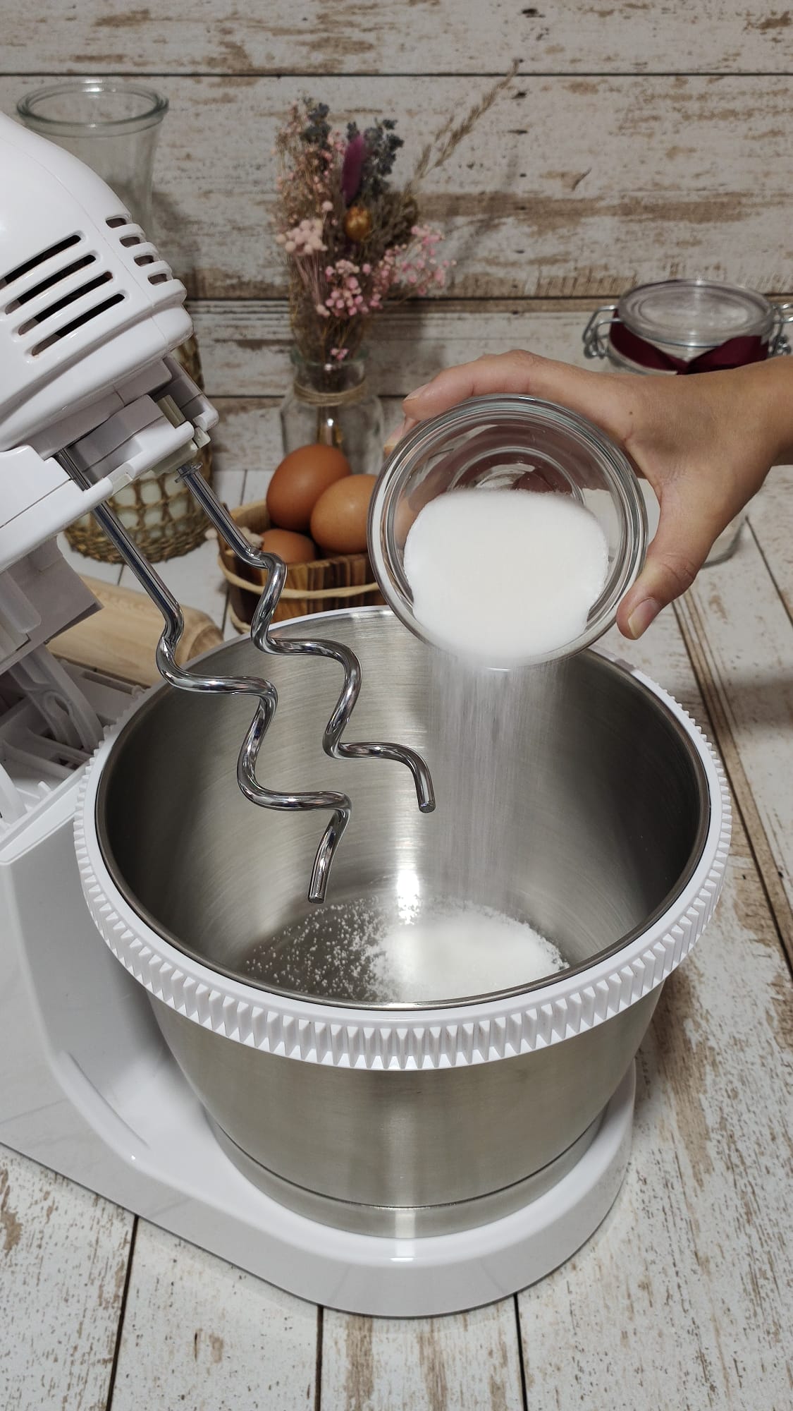 Llevamos a un bol el azúcar