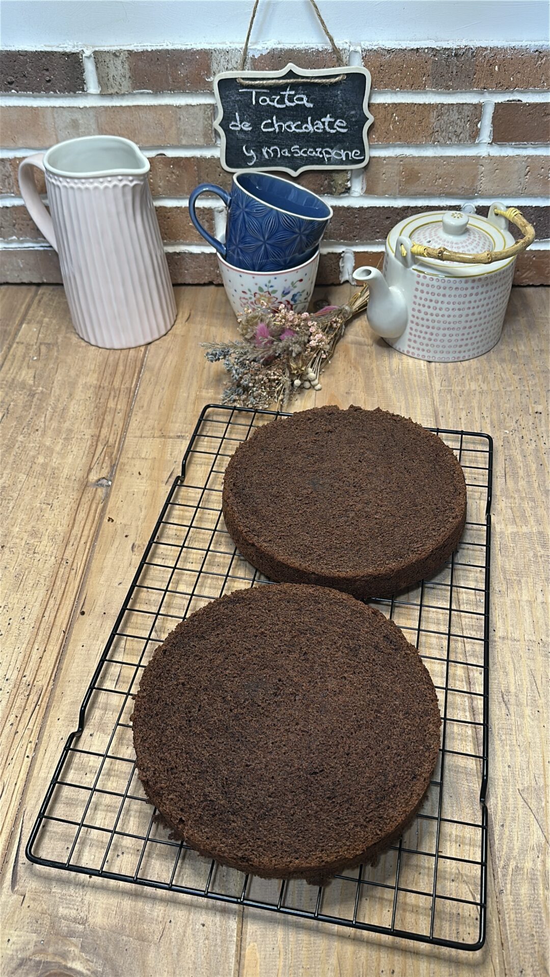 Tarta de chocolate y mascarpone_21 Cortamos el bizcocho en dos mitades