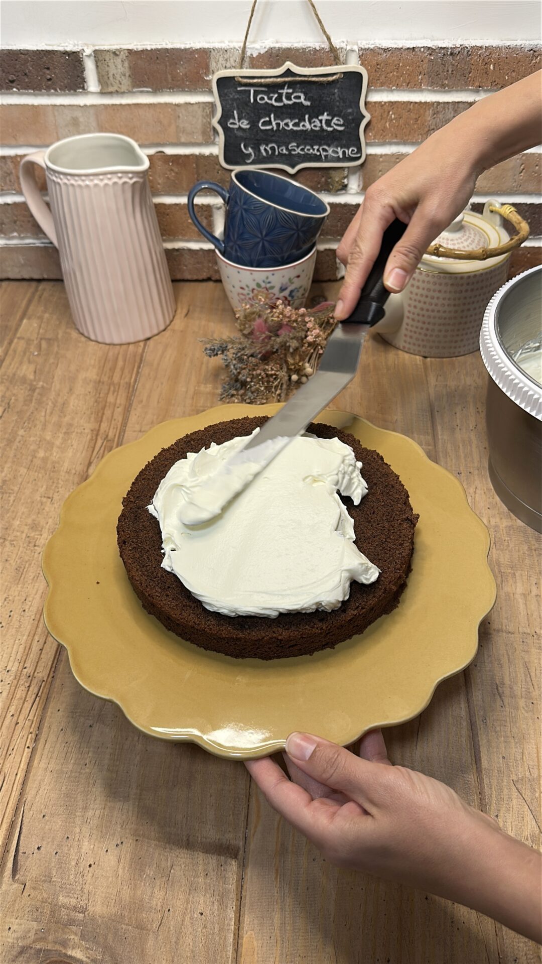 Tarta de chocolate y mascarpone_22 Cubrimos una mitad con la crema de chocolate y mascarpone