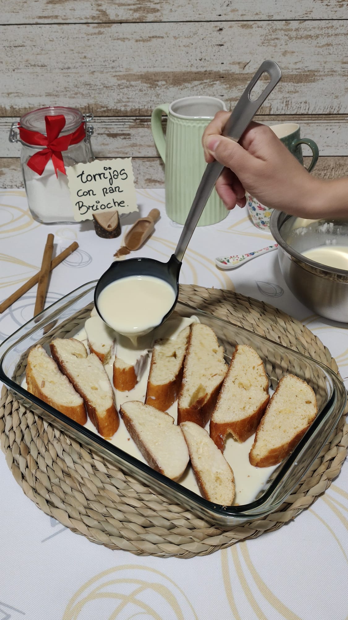 Empapamos bien nuestras torrijas con pan brioche con la mezcla