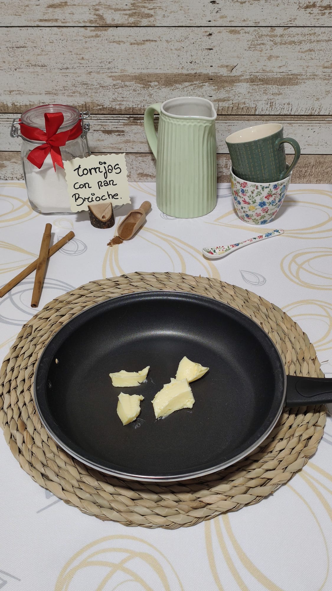 Ponemos un poco de mantequilla en una sartén y calentamos