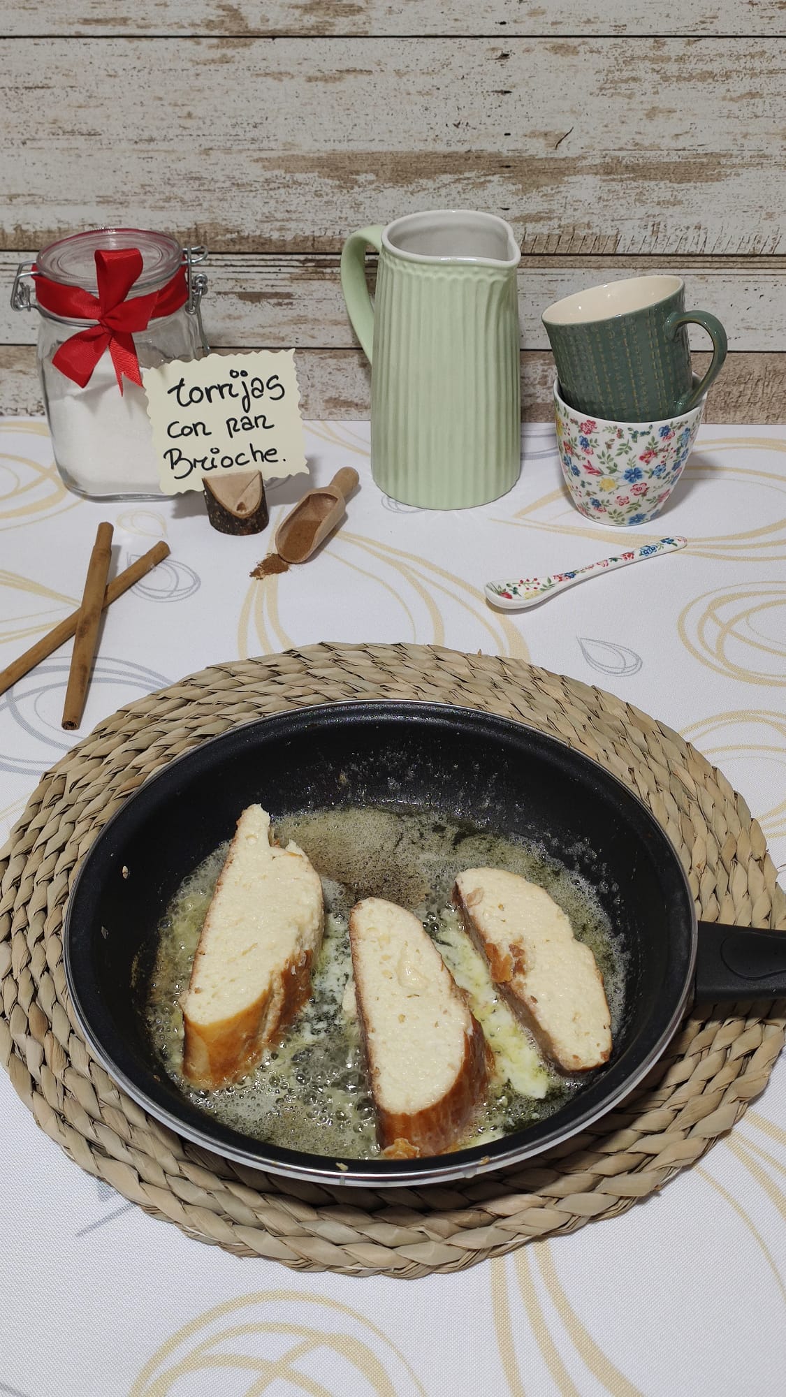 Doramos las torrijas con cuidado