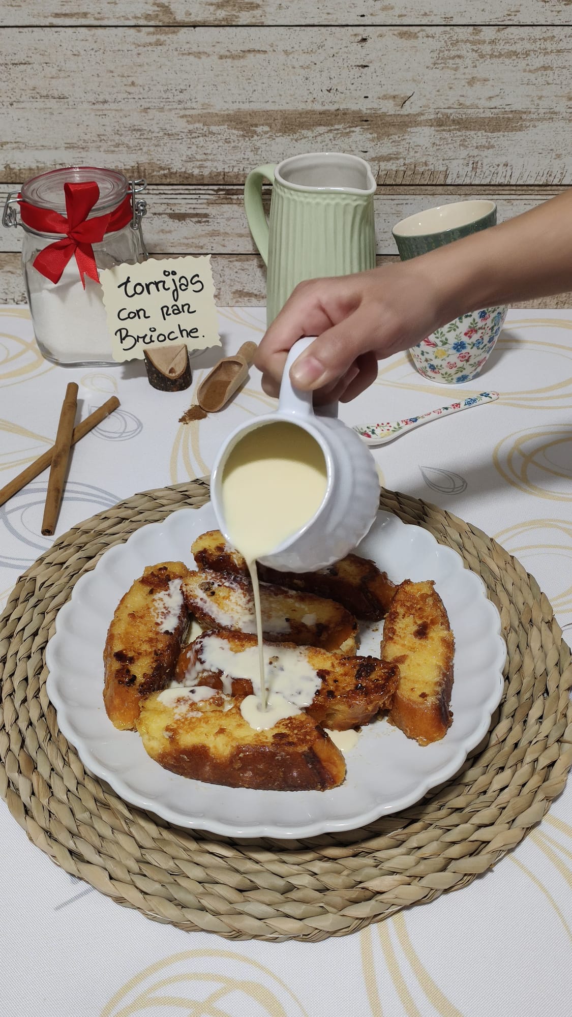 Repartimos el sobrante de la mezcla sobre las torrijas