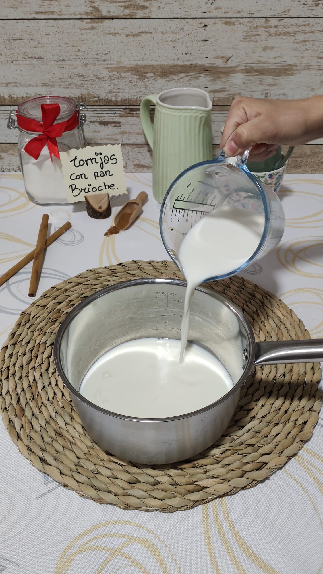 Llevamos la leche a un cazo y calentamos