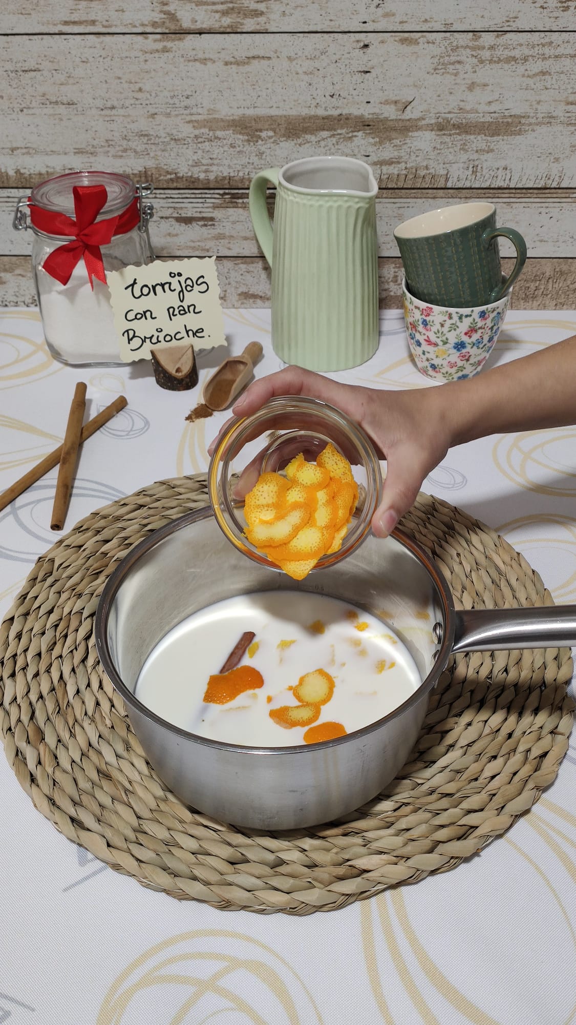 Añadimos la canela y la piel del limón y la naranja