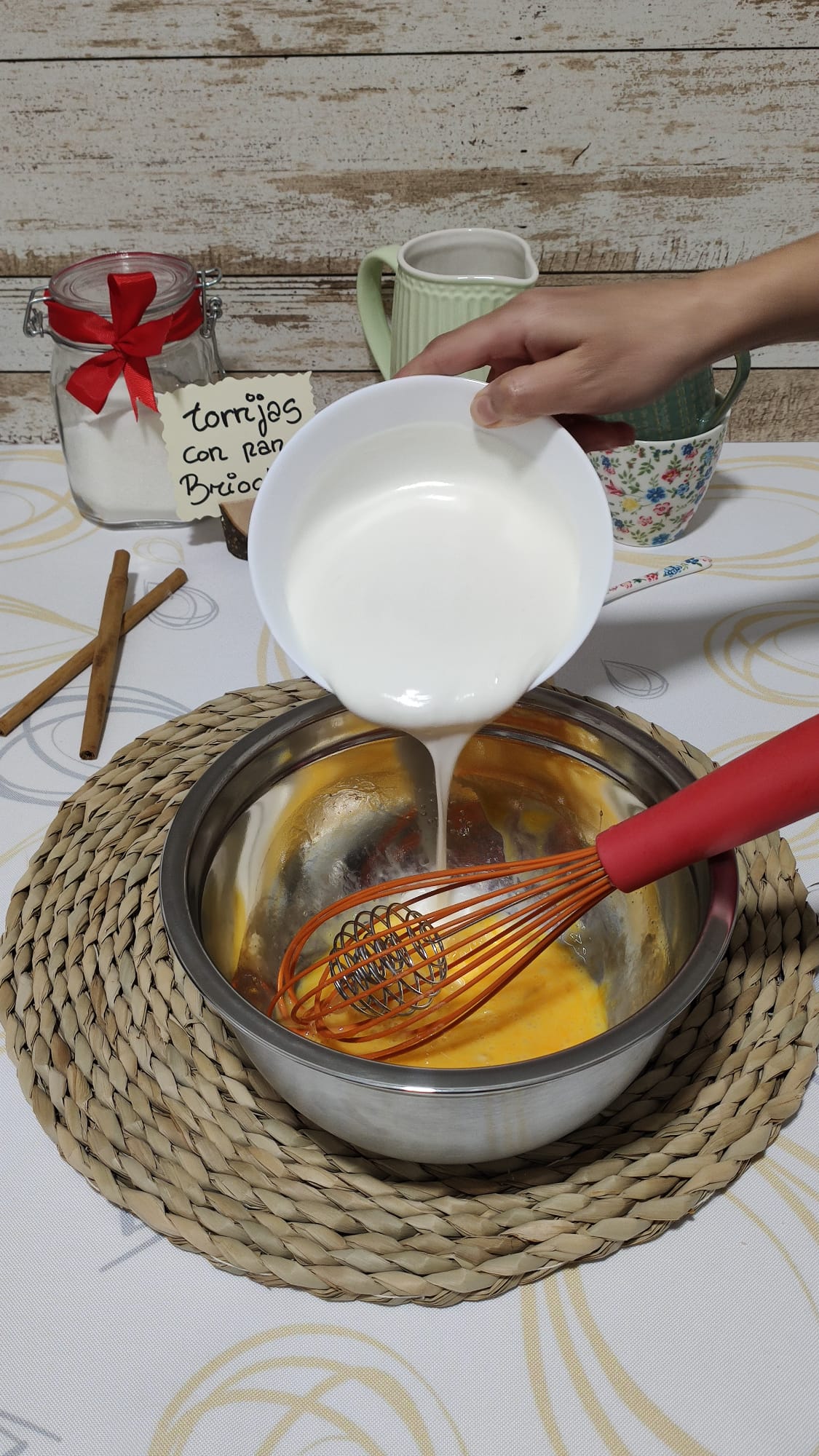 Incorporamos la nata líquida a los huevos batidos