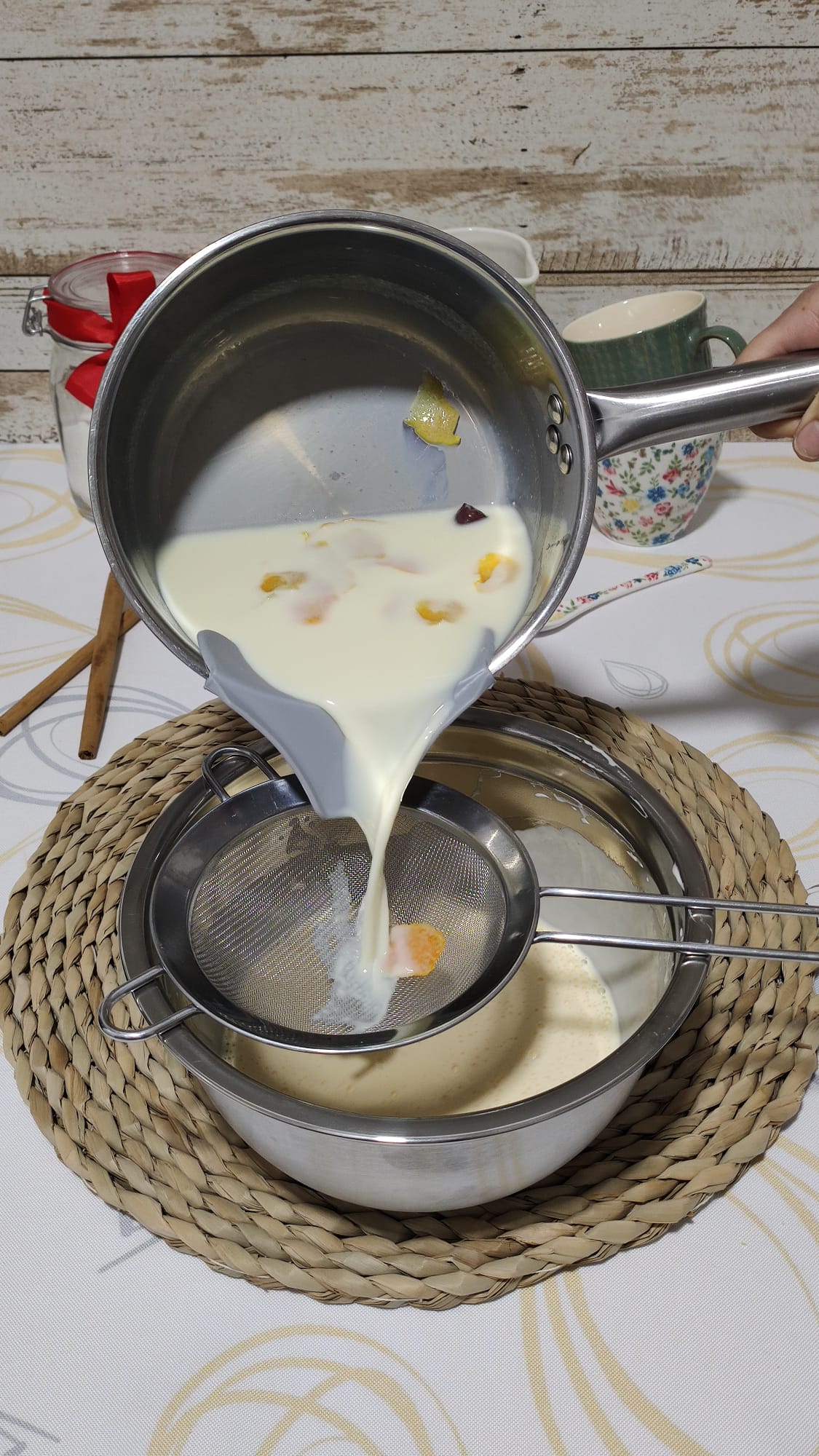 Colamos la leche infusionada y la añadimos a los huevos con la nata
