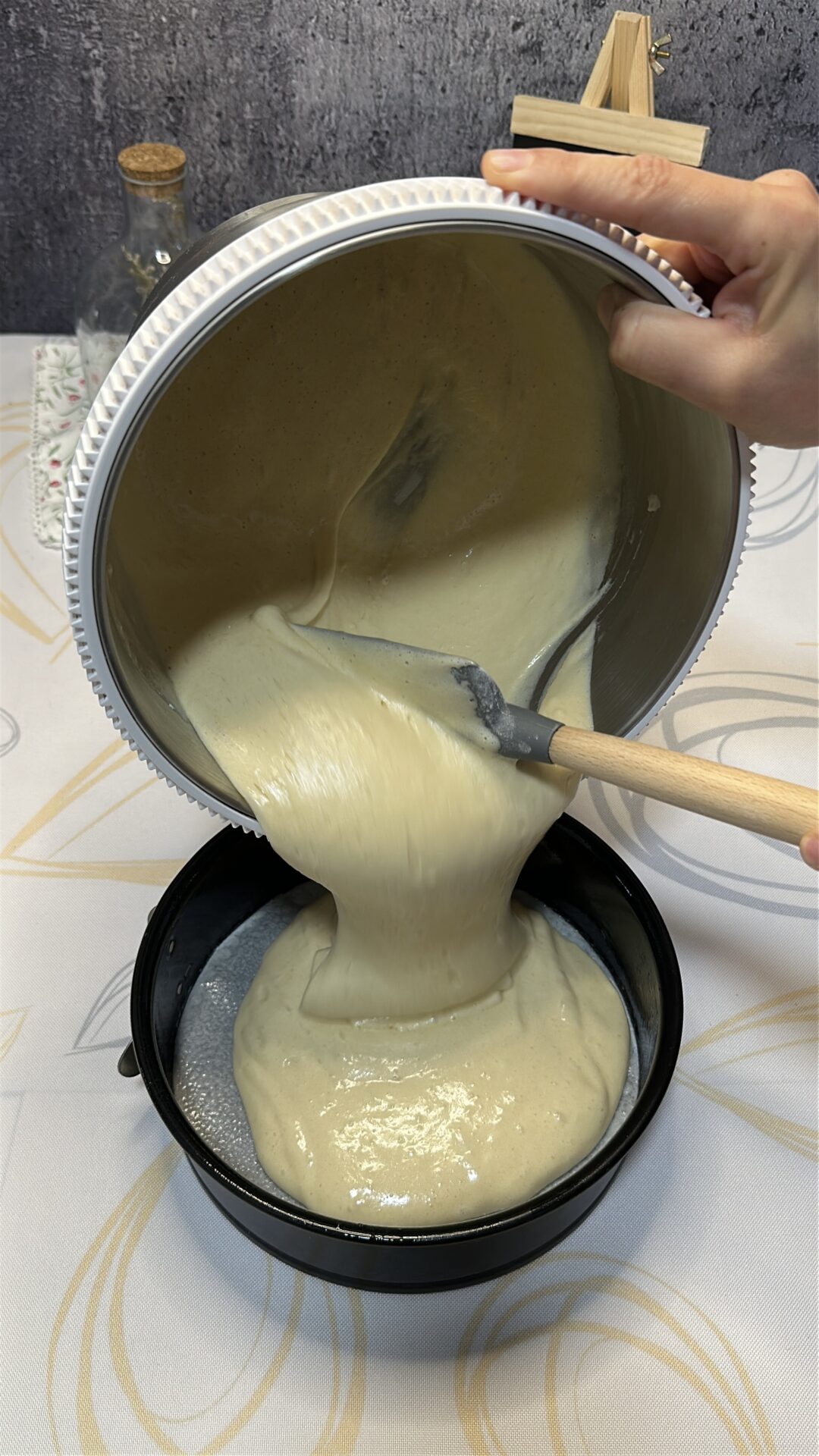 Vertemos la masa de nuestro bizcocho genovés en el molde