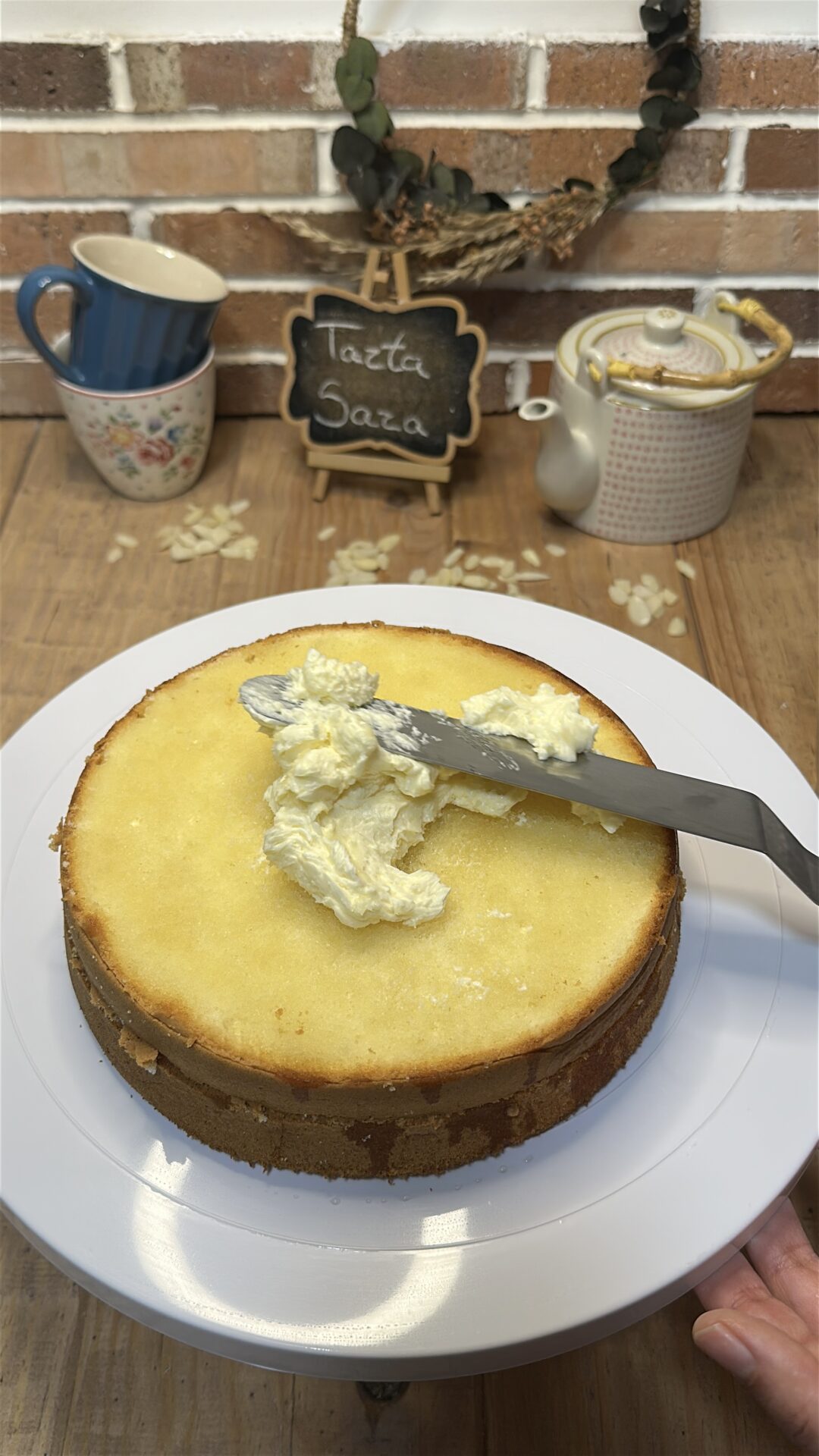 Imagen 15 Comenzamos a cubrir nuestra tarta Sara con la crema de mantequilla