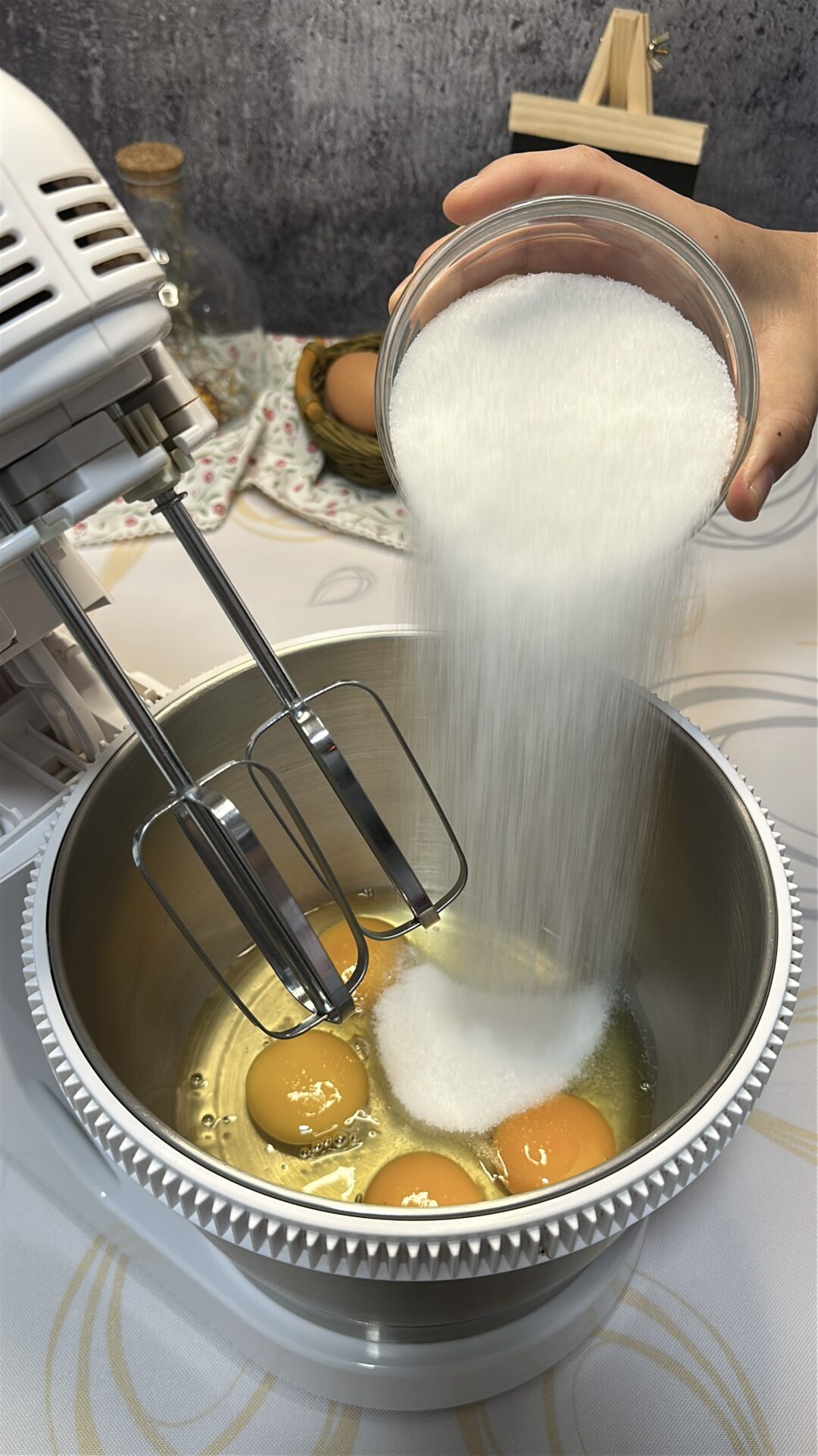 Vertemos en un bol los huevos y el azúcar