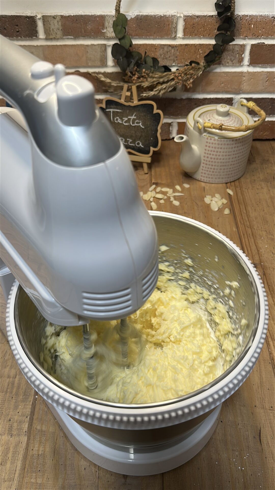 Imagen 7 Incorporamos poco a poco la leche mientras batimos