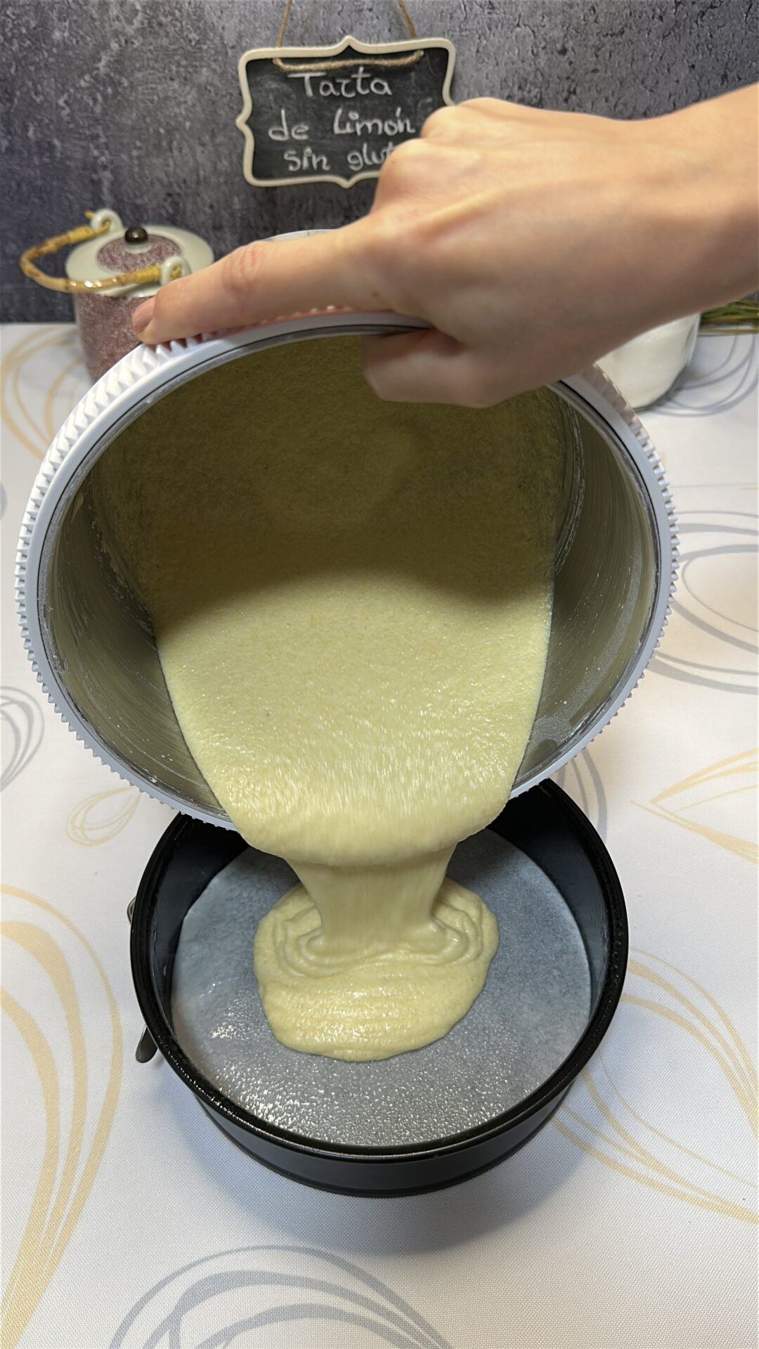 Tarta de limón sin gluten_14 Vertemos la masa en el molde