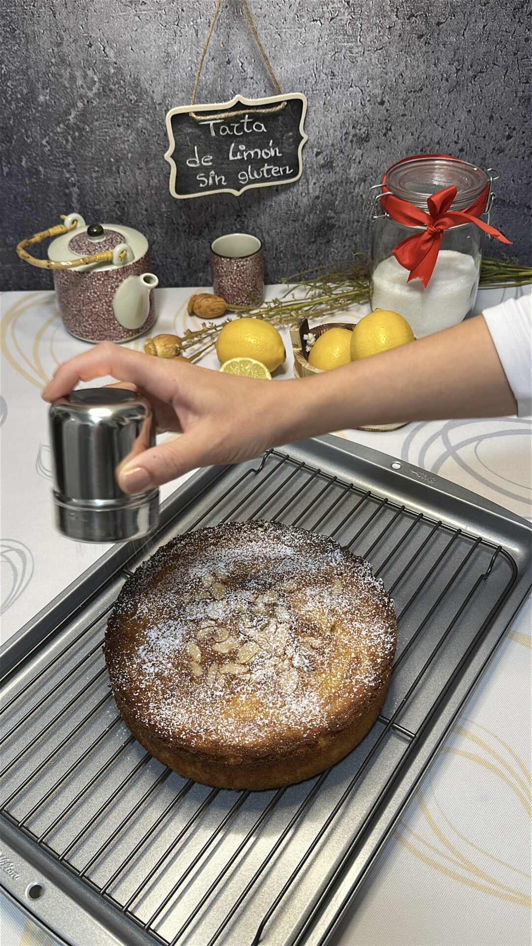 Tarta de limón sin gluten_19 Decoramos nuestra tarta de limón sin gluten con azúcar glas