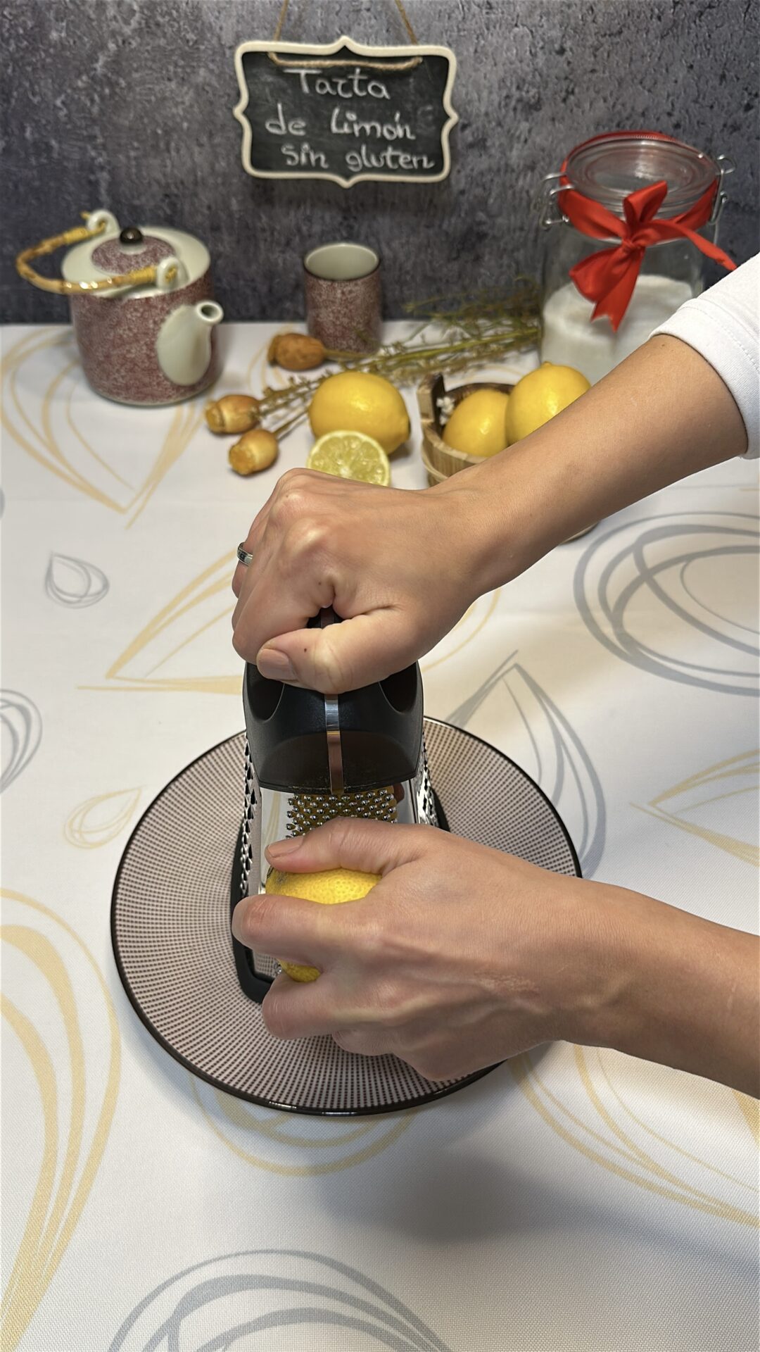 Tarta de limón sin gluten_2 Rallamos la piel de los limones