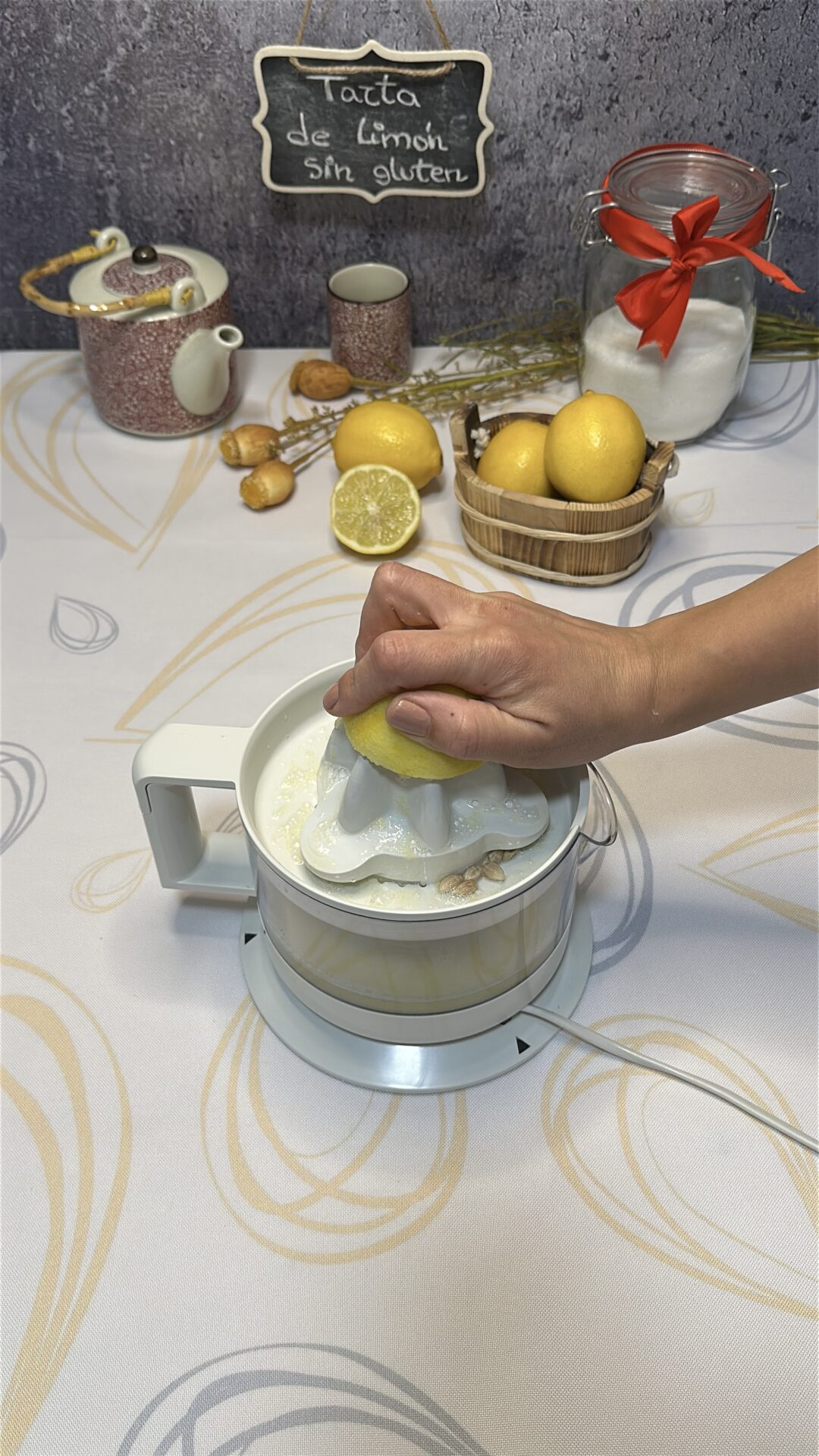 Tarta de limón sin gluten_3 Exprimimos uno de los limones